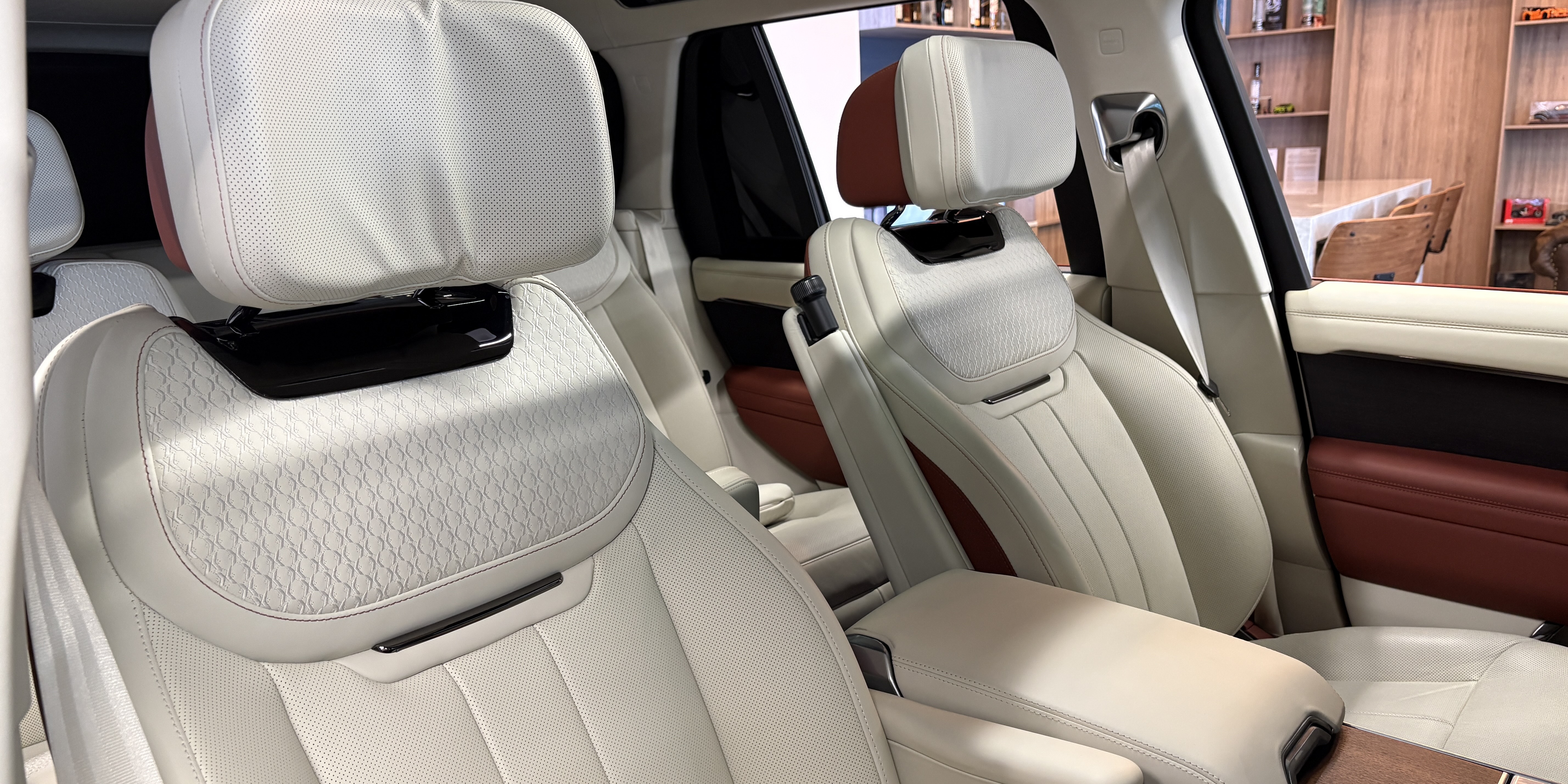 Land Rover Range Rover SV Santuario