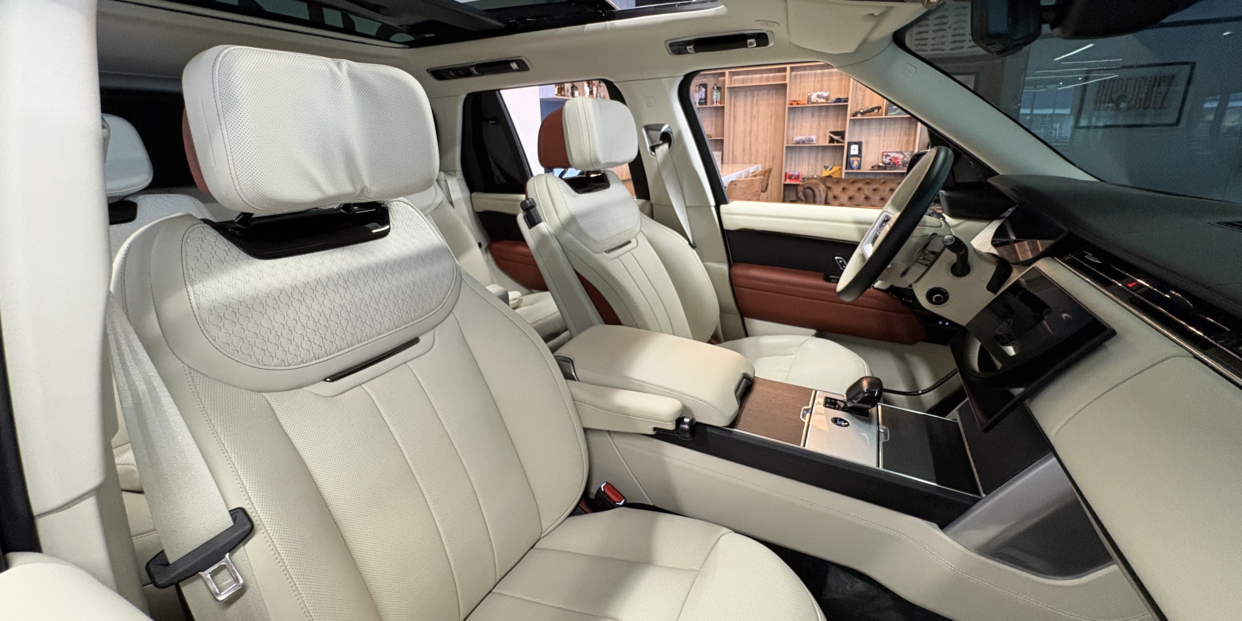 Land Rover Range Rover SV Santuario