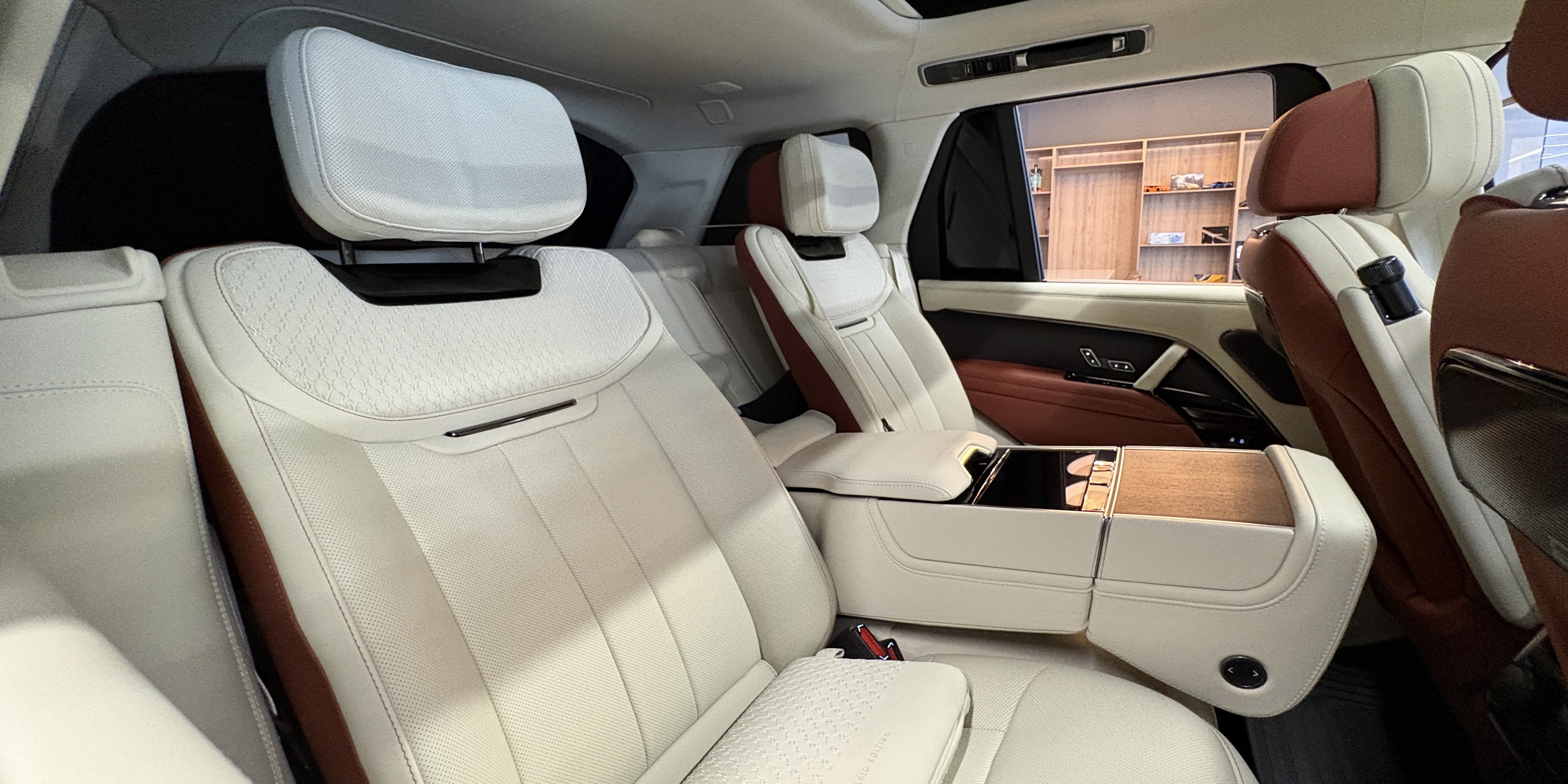 Land Rover Range Rover SV Santuario