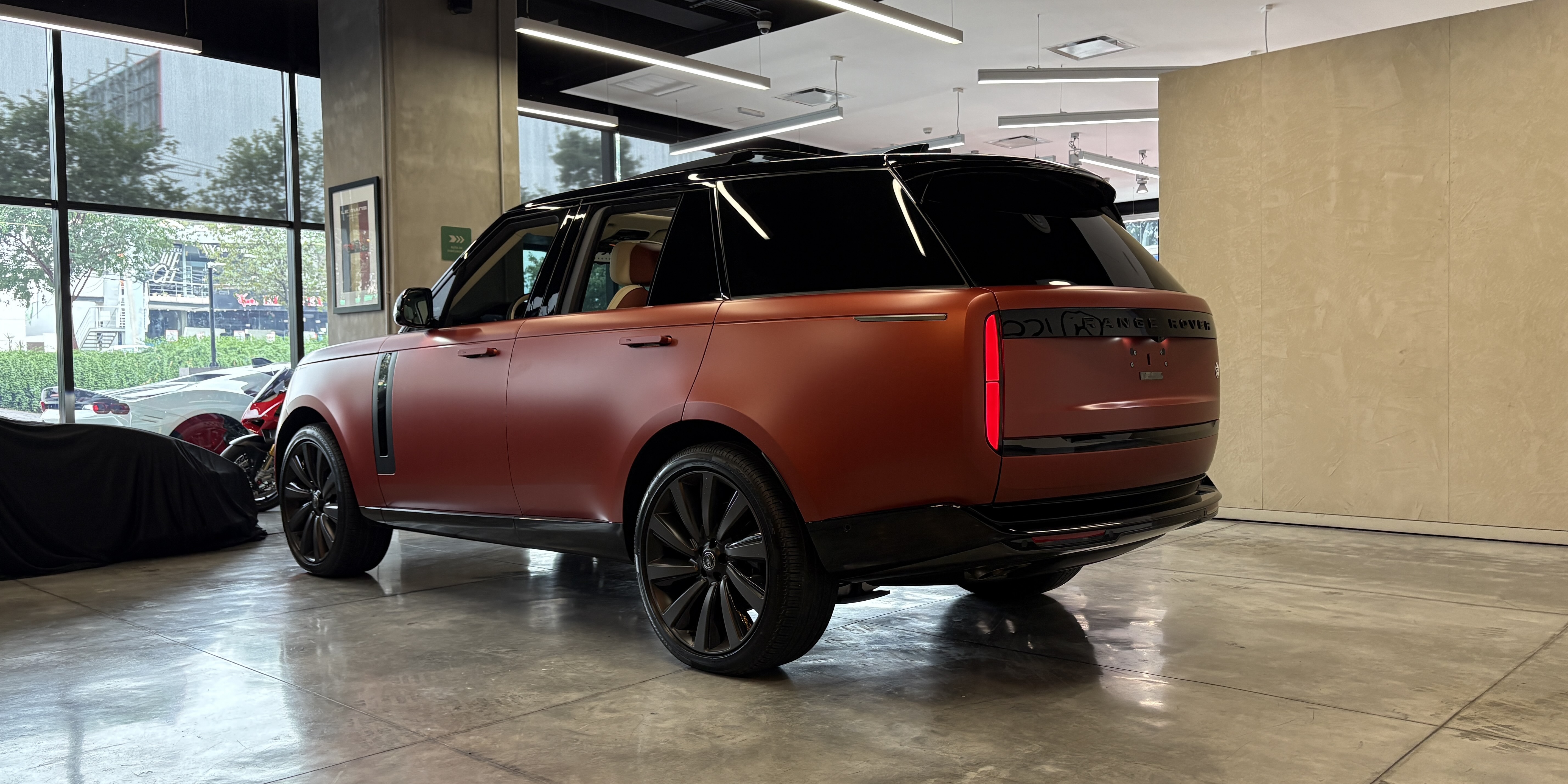 Land Rover Range Rover SV Santuario