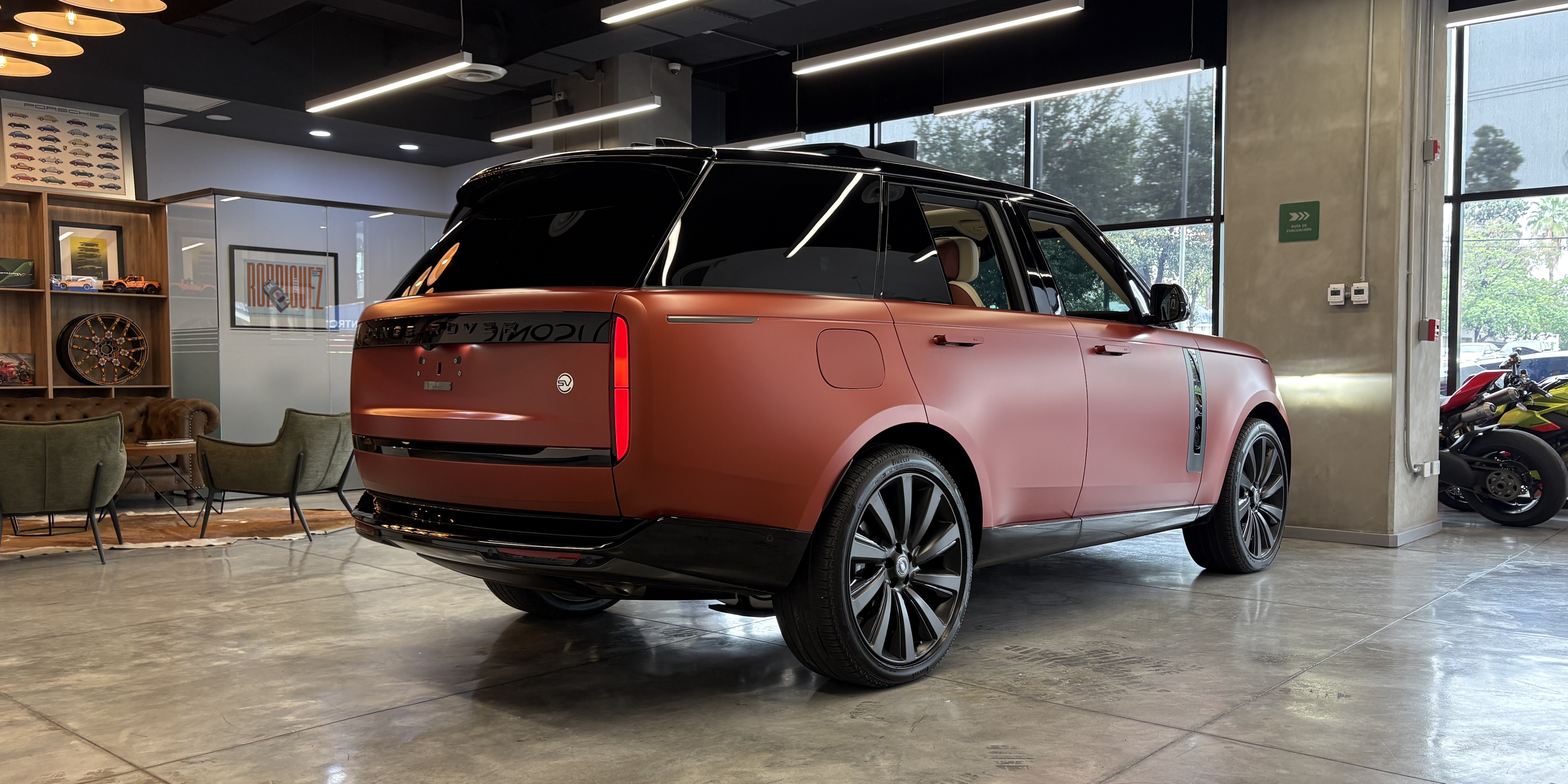 Land Rover Range Rover SV Santuario