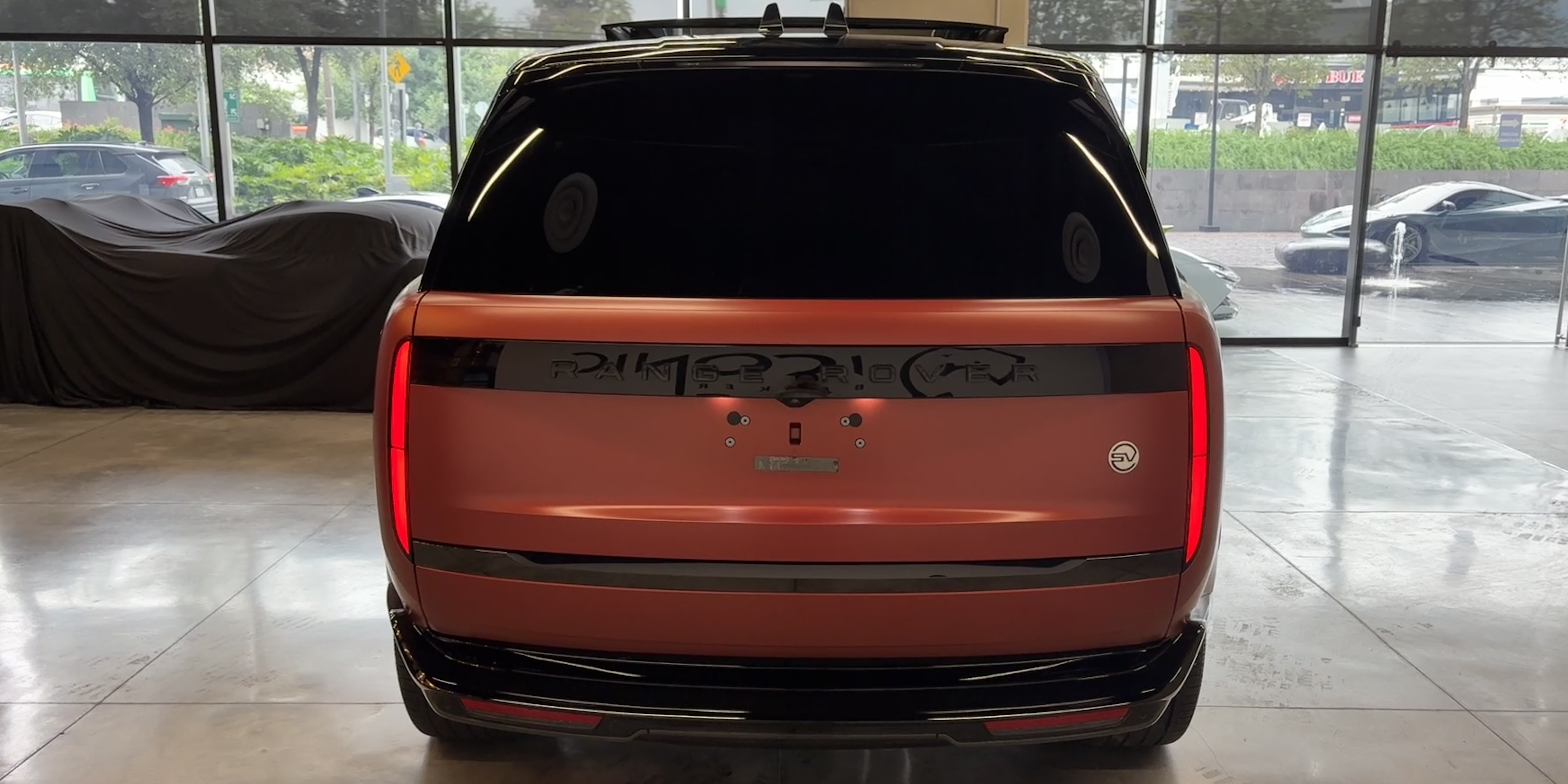 Land Rover Range Rover SV Santuario