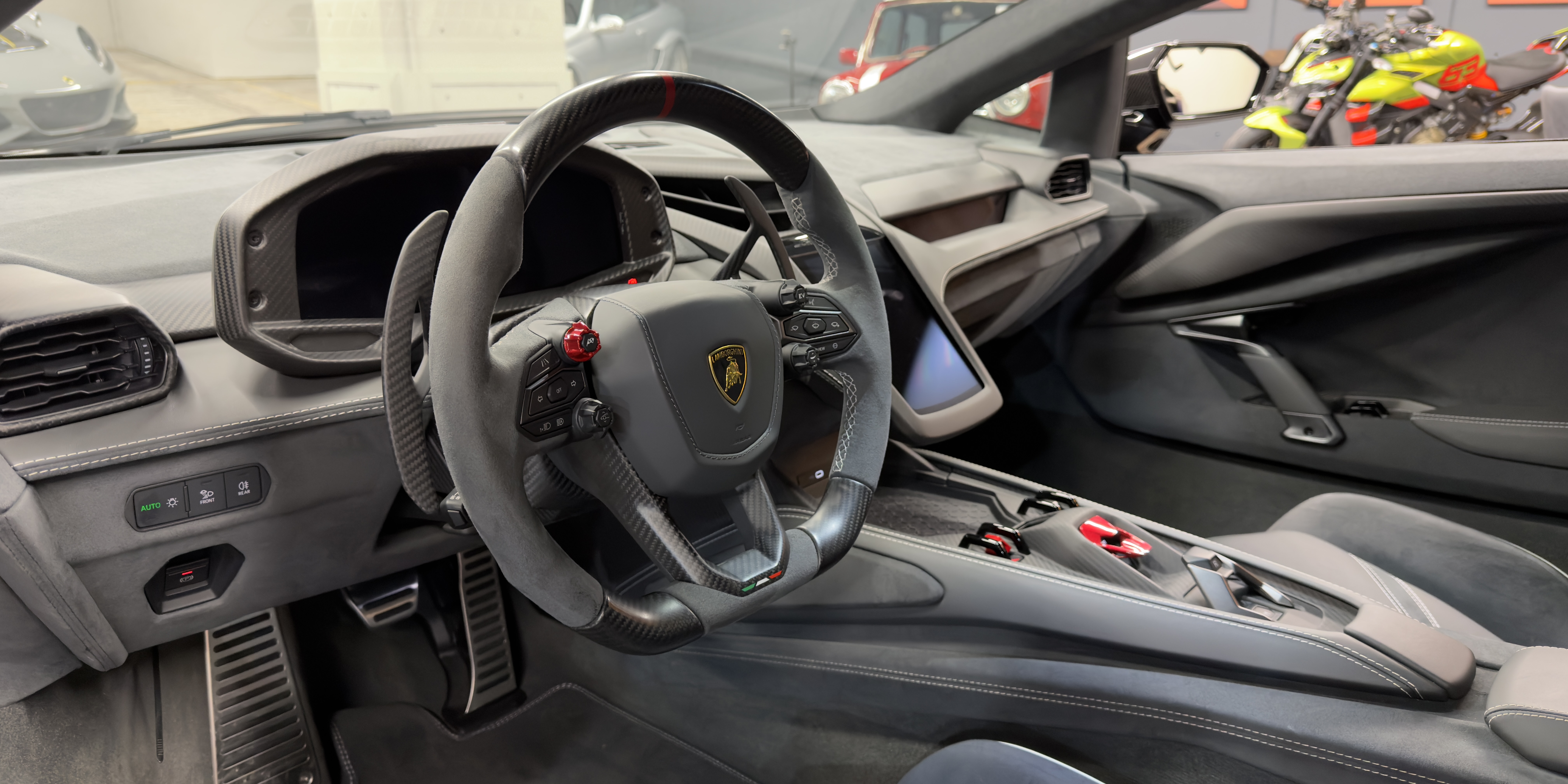 Lamborghini Revuelto