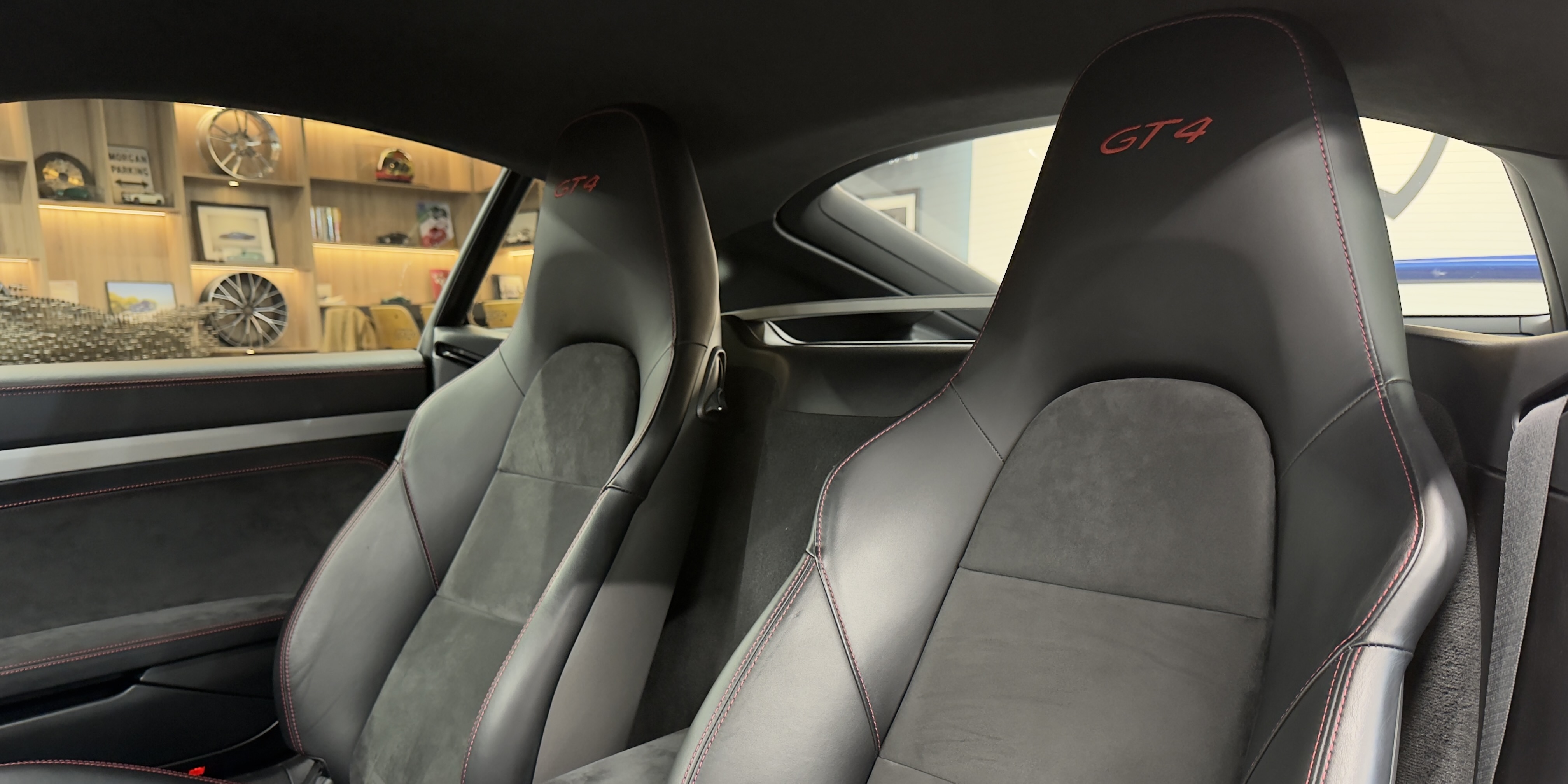 Porsche Cayman GT4