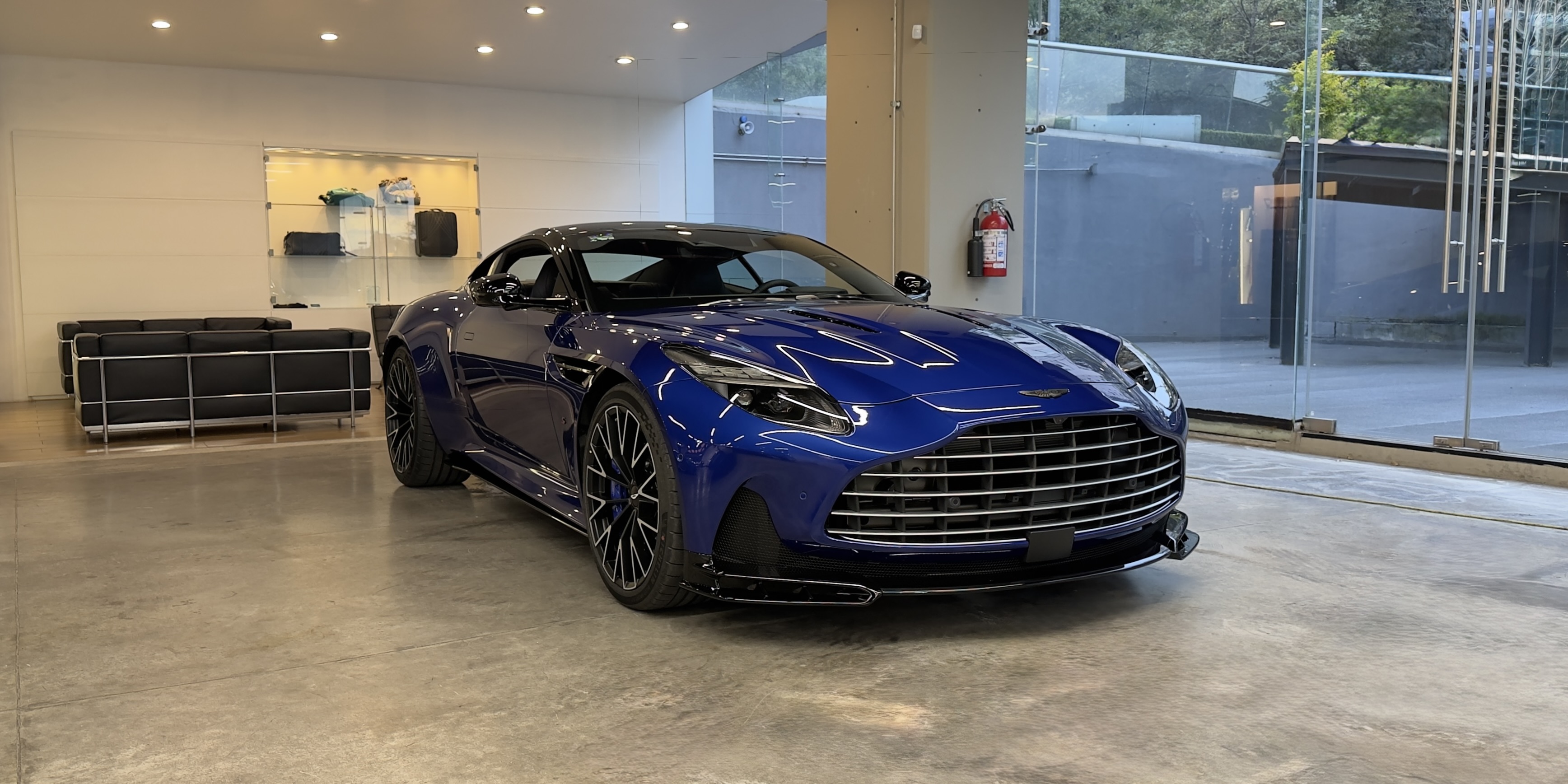 Aston Martin DB12 S