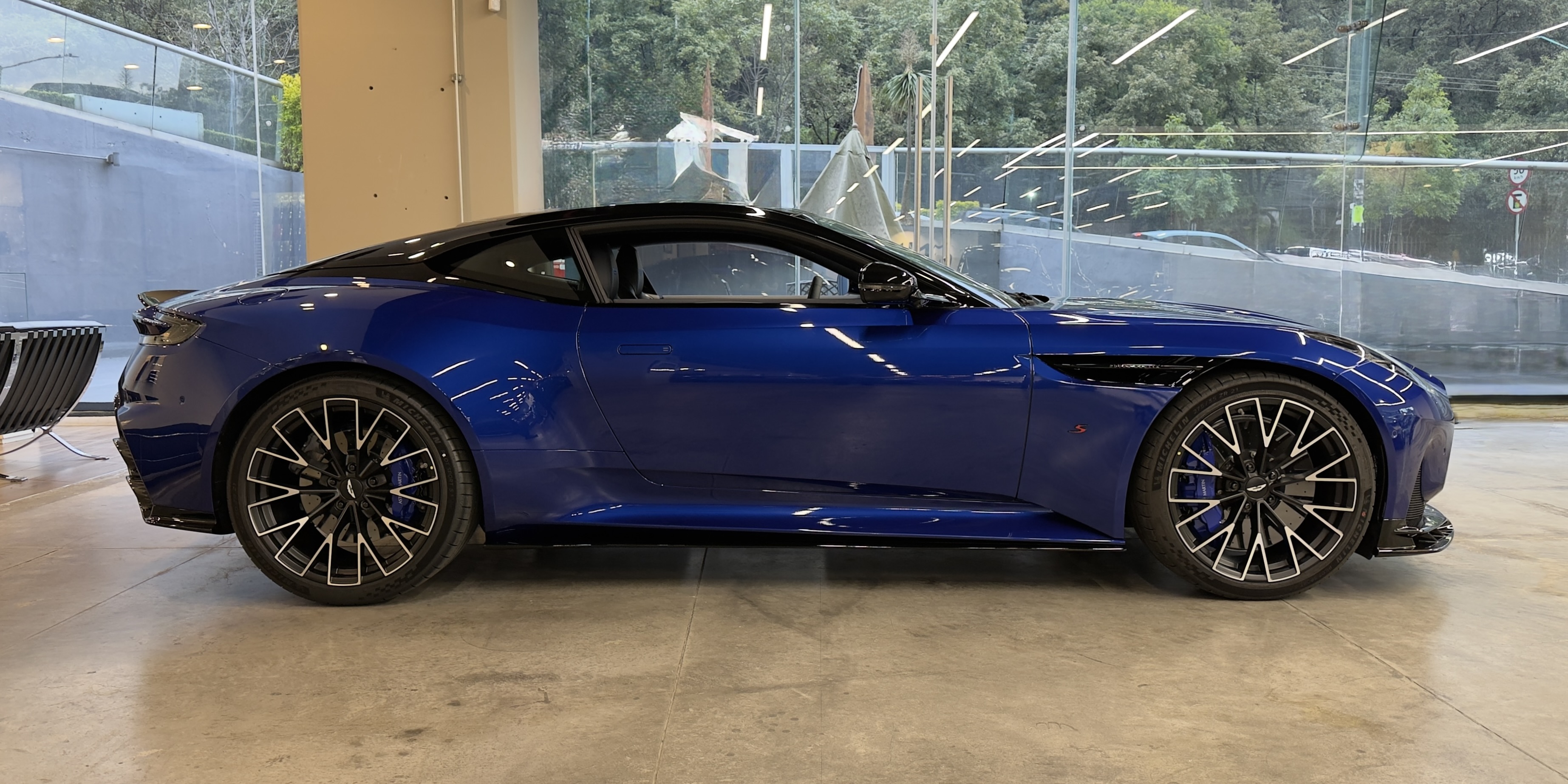 Aston Martin DB12 S