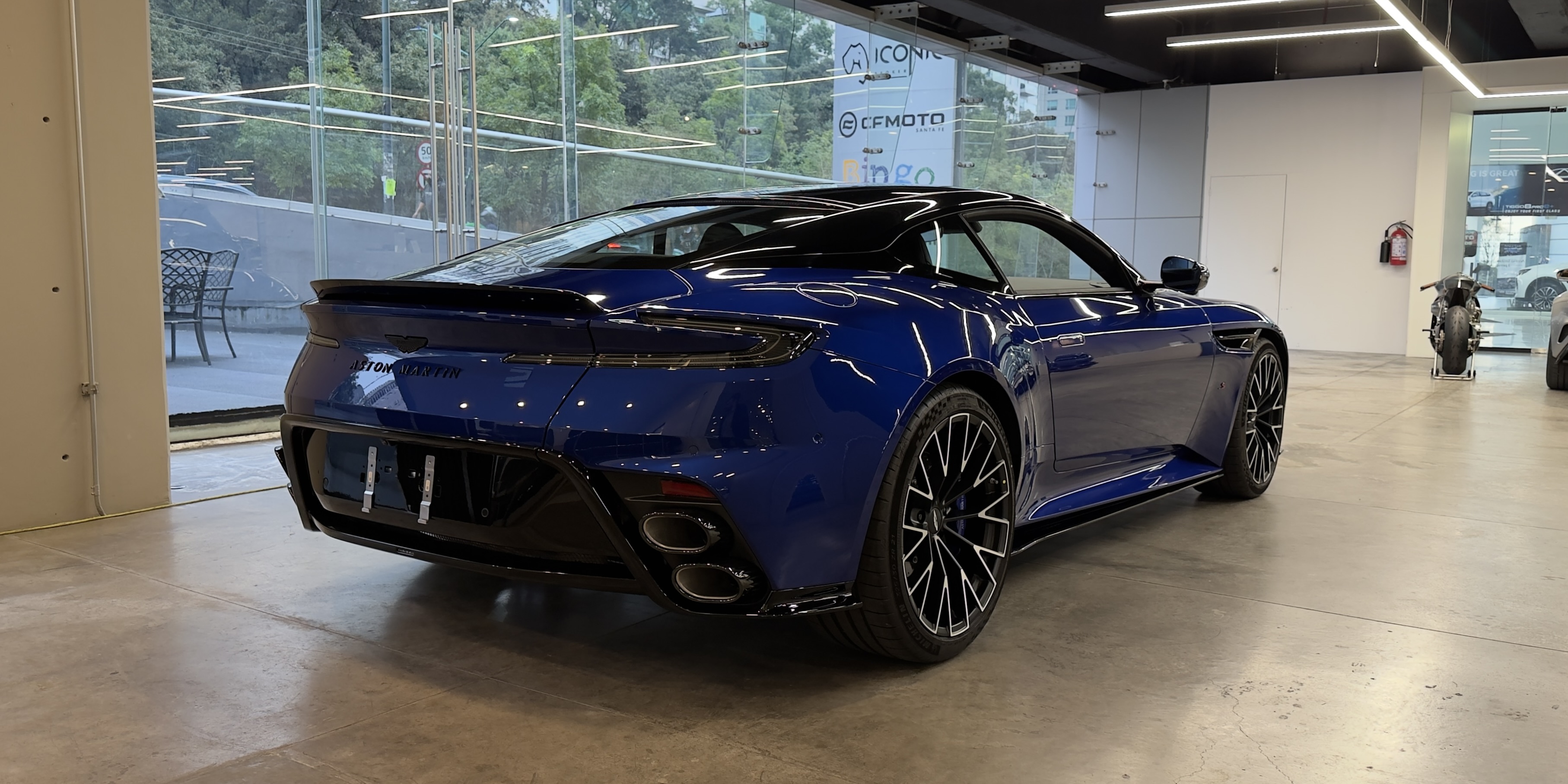 Aston Martin DB12 S