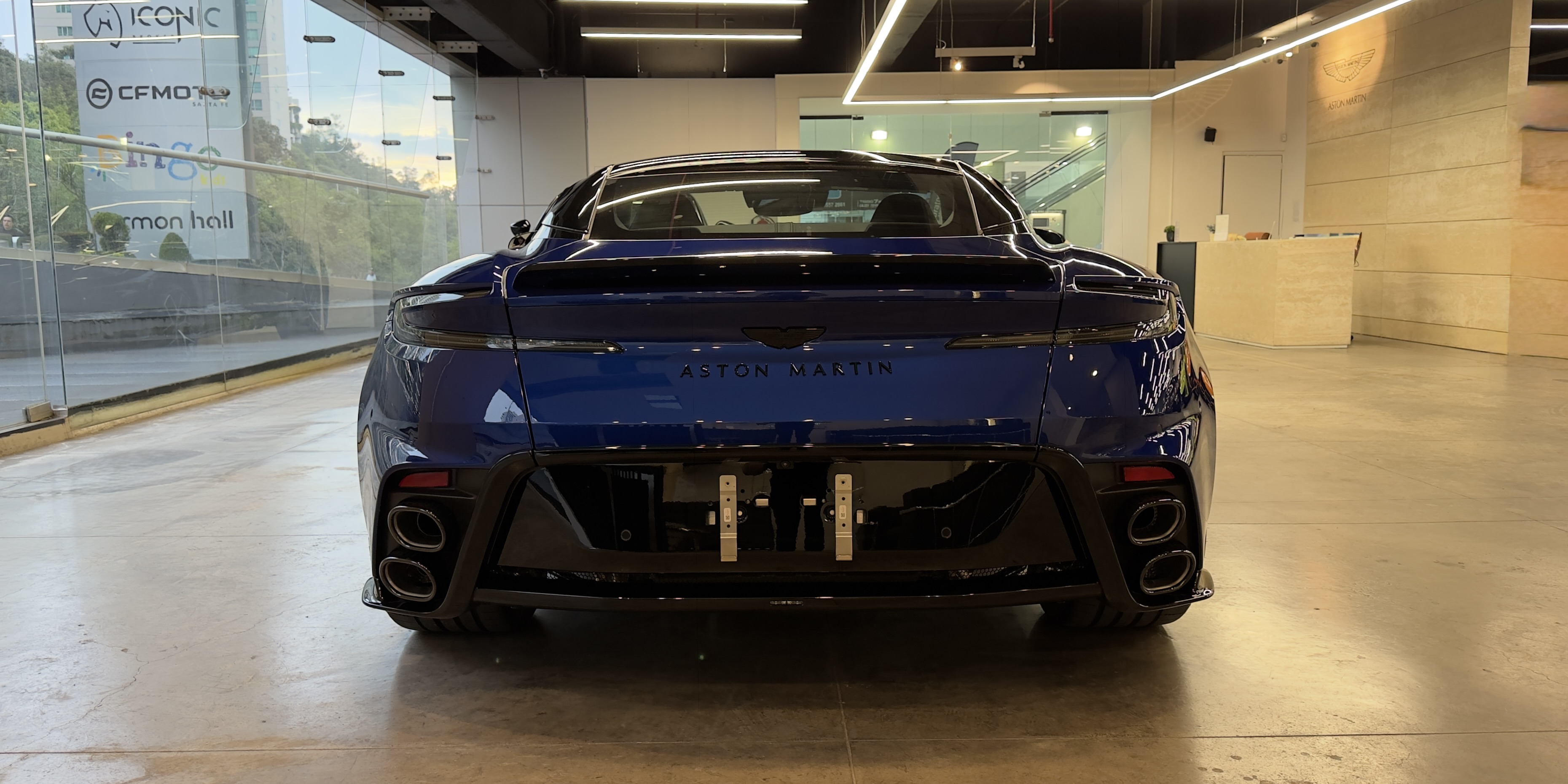 Aston Martin DB12 S