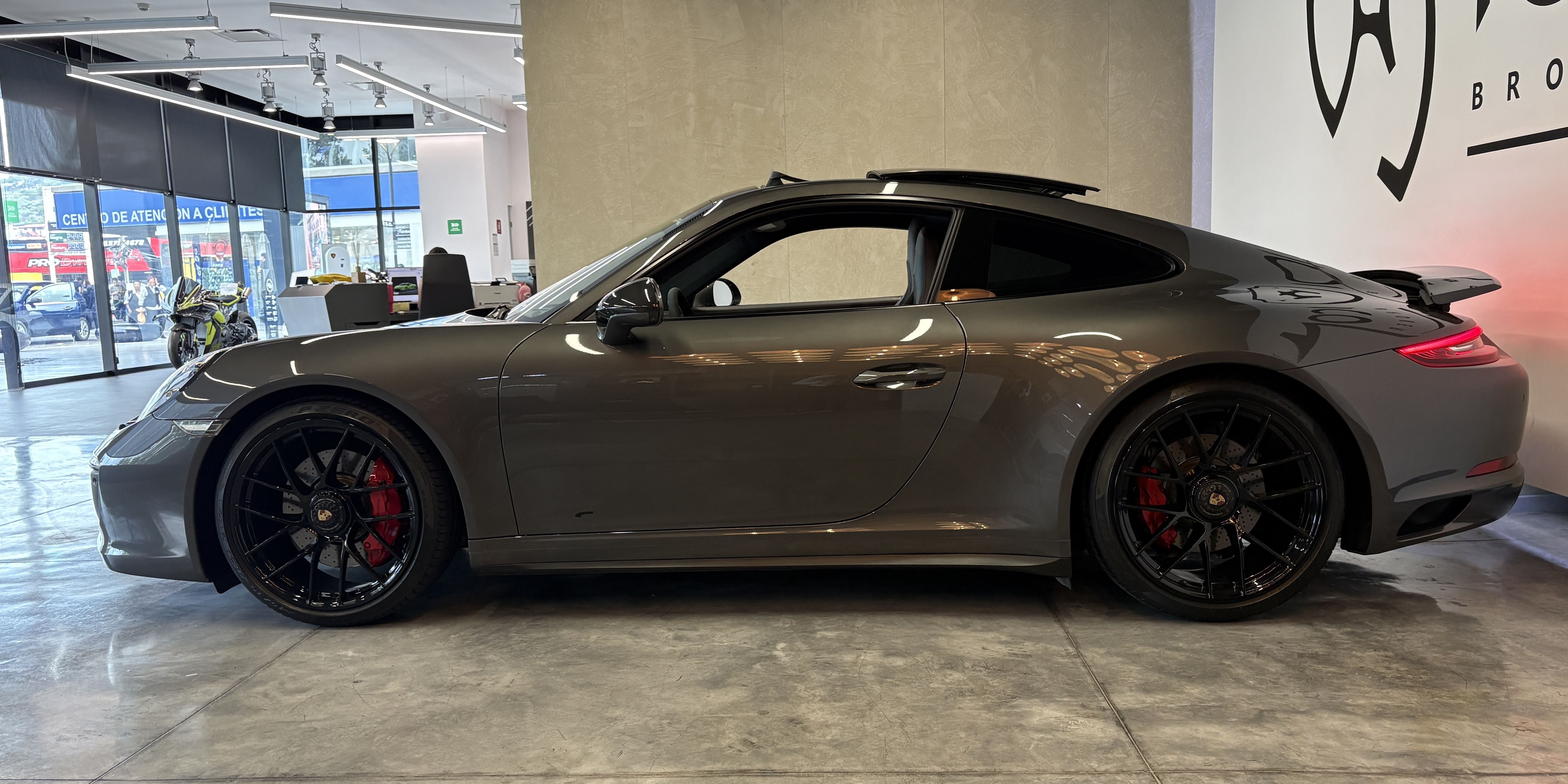 Porsche 911 Carrera 4 GTS
