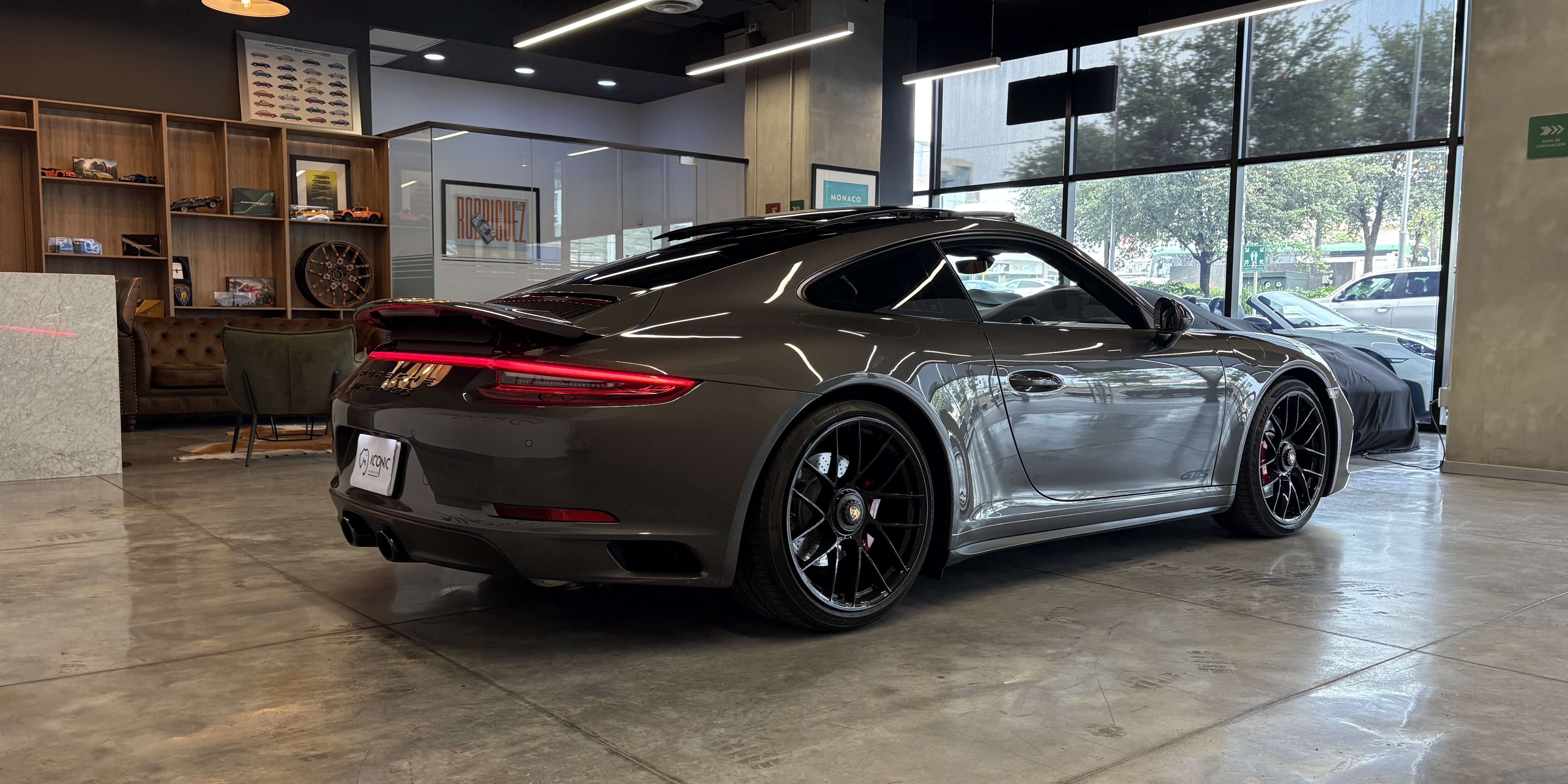 Porsche 911 Carrera 4 GTS
