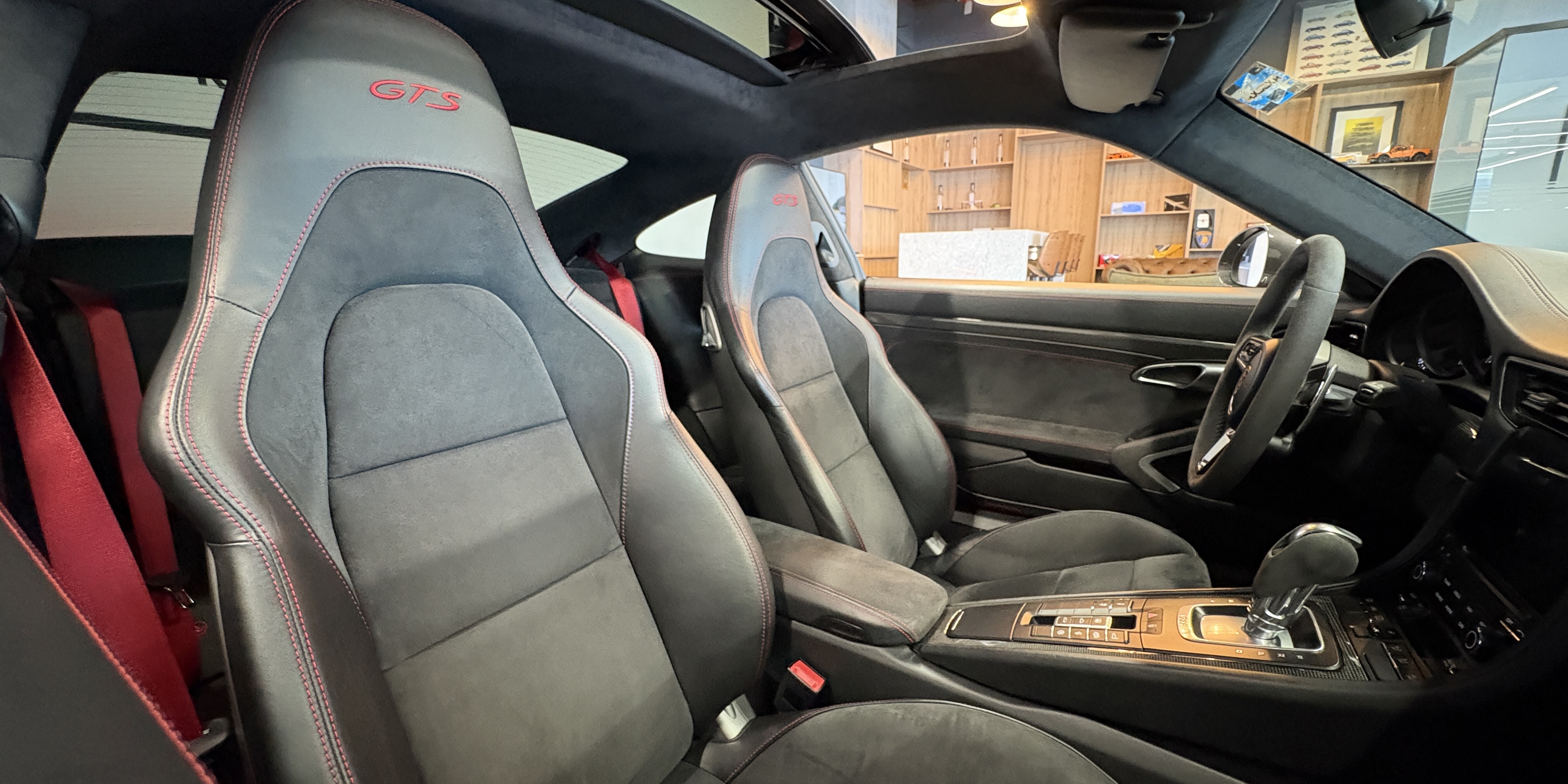 Porsche 911 Carrera 4 GTS