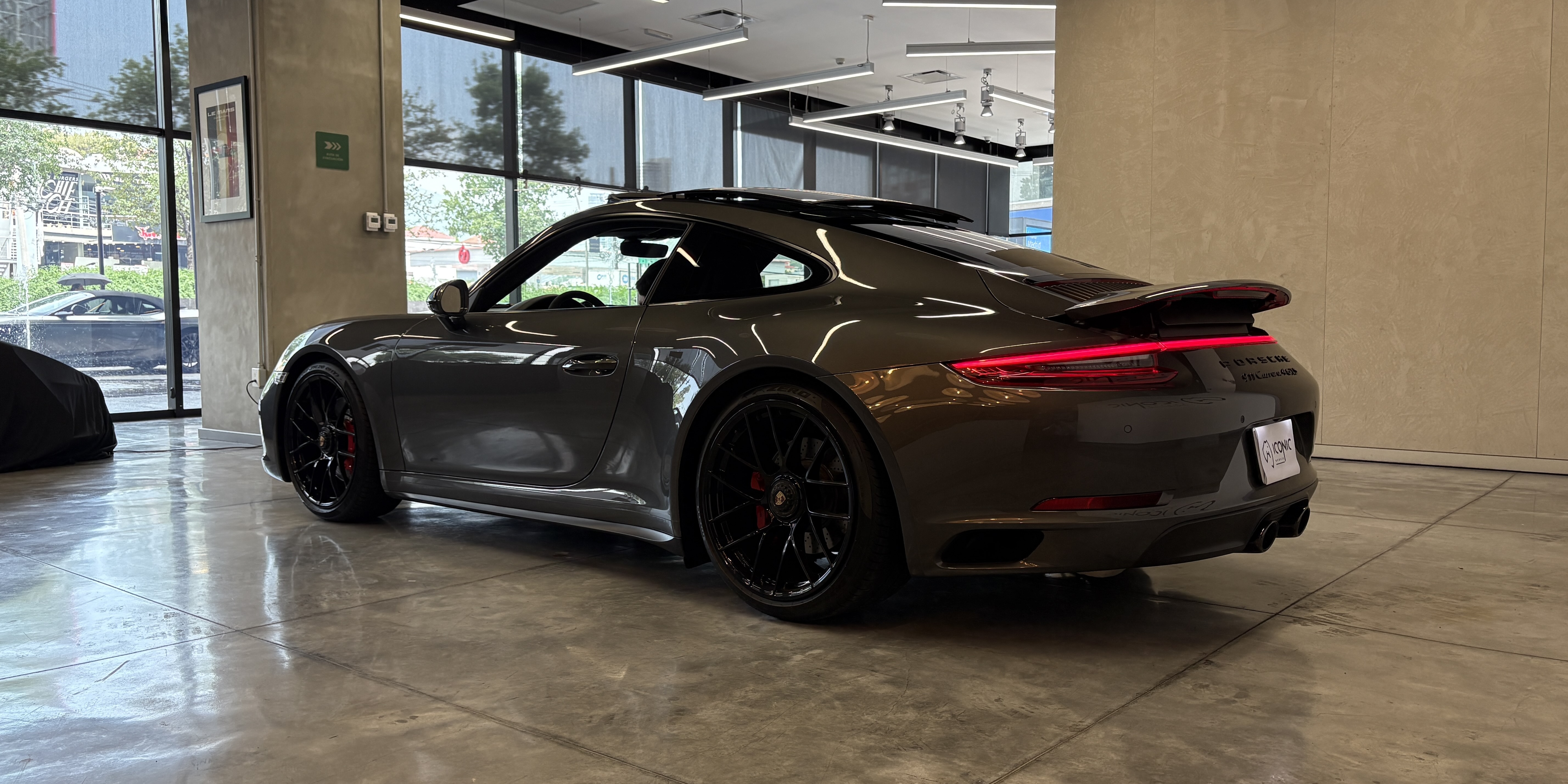 Porsche 911 Carrera 4 GTS