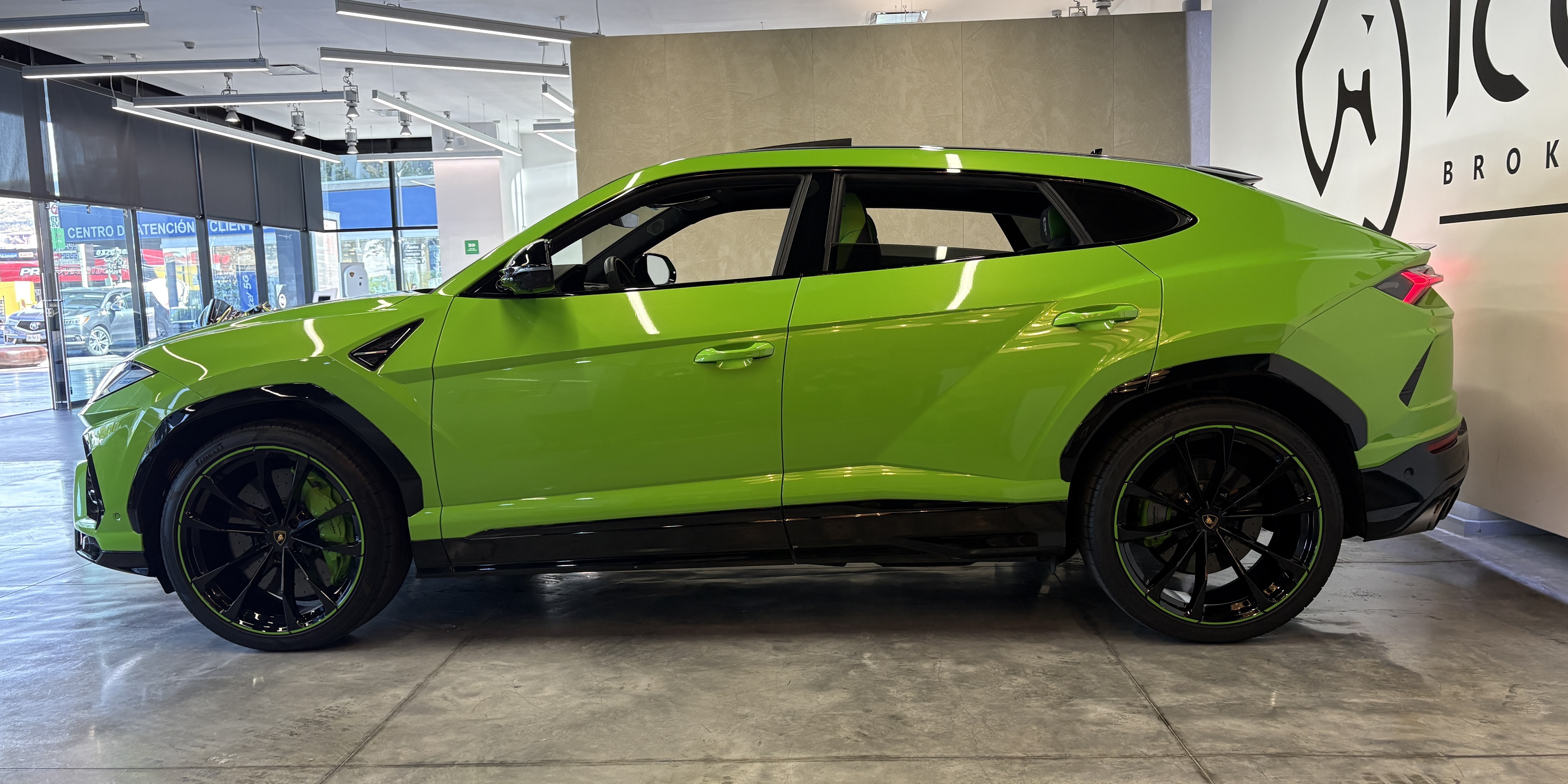 Lamborghini Urus Pearl Capsule