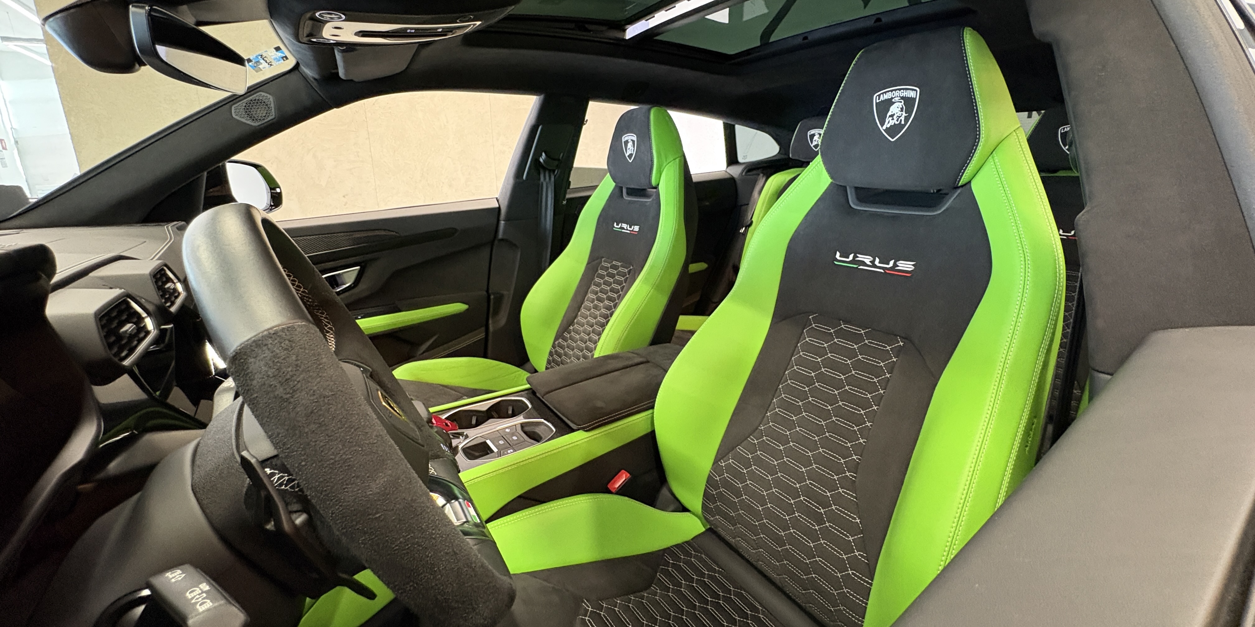 Lamborghini Urus Pearl Capsule