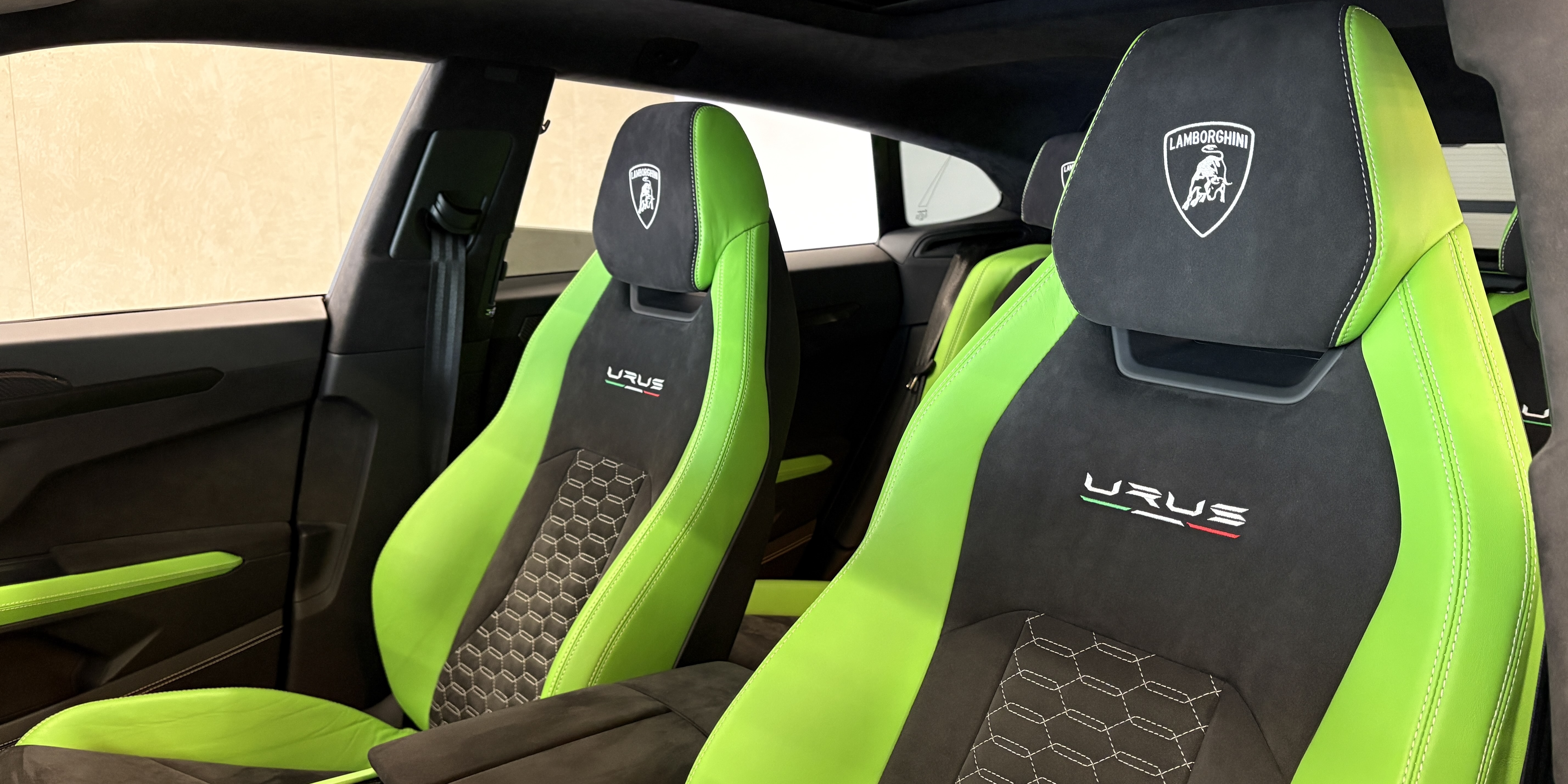 Lamborghini Urus Pearl Capsule