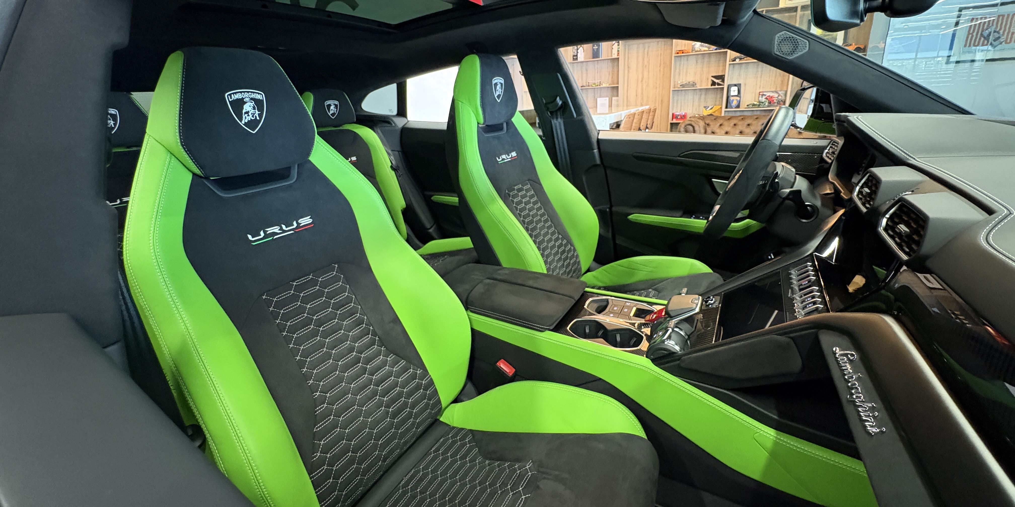 Lamborghini Urus Pearl Capsule