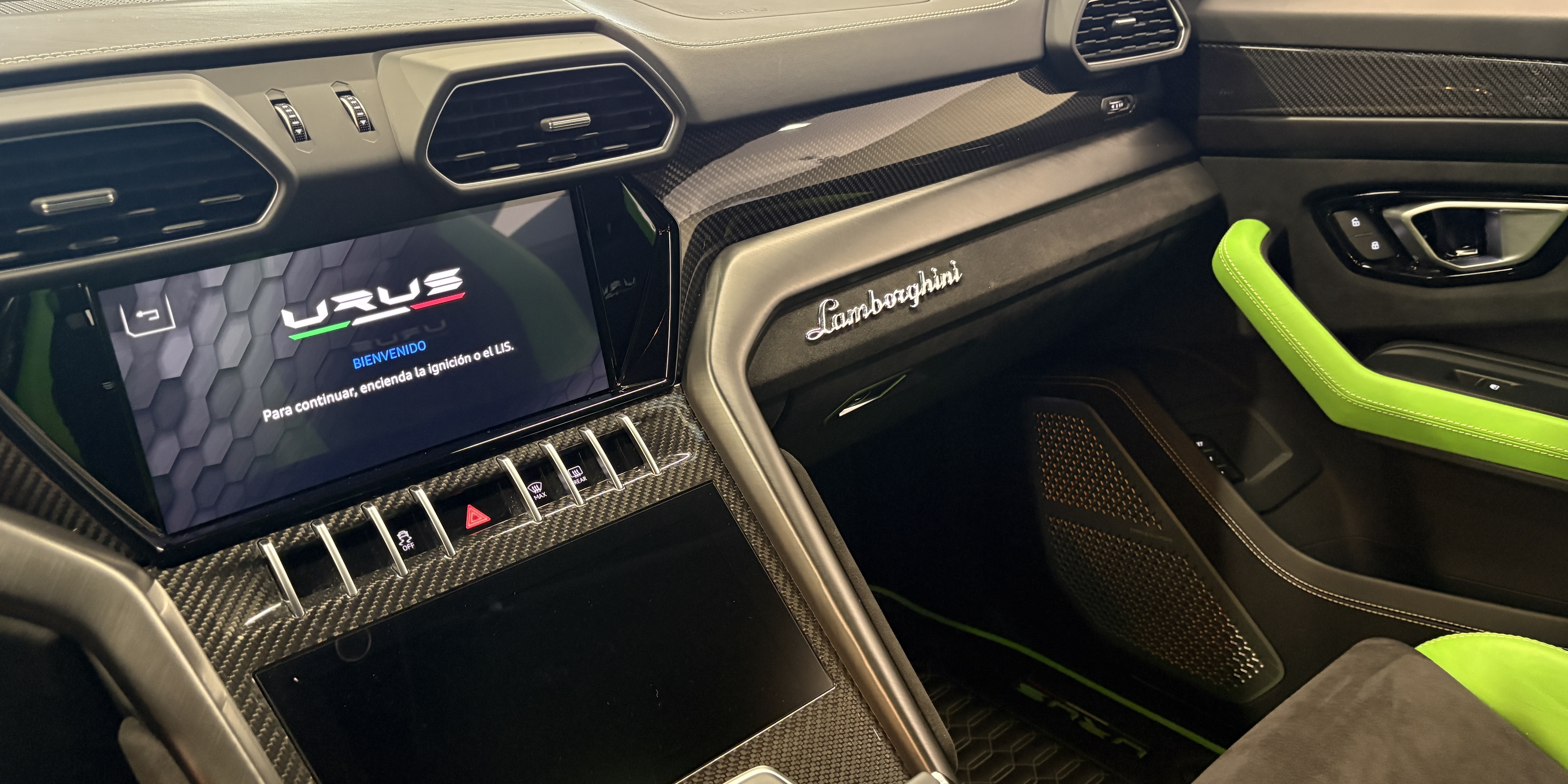 Lamborghini Urus Pearl Capsule