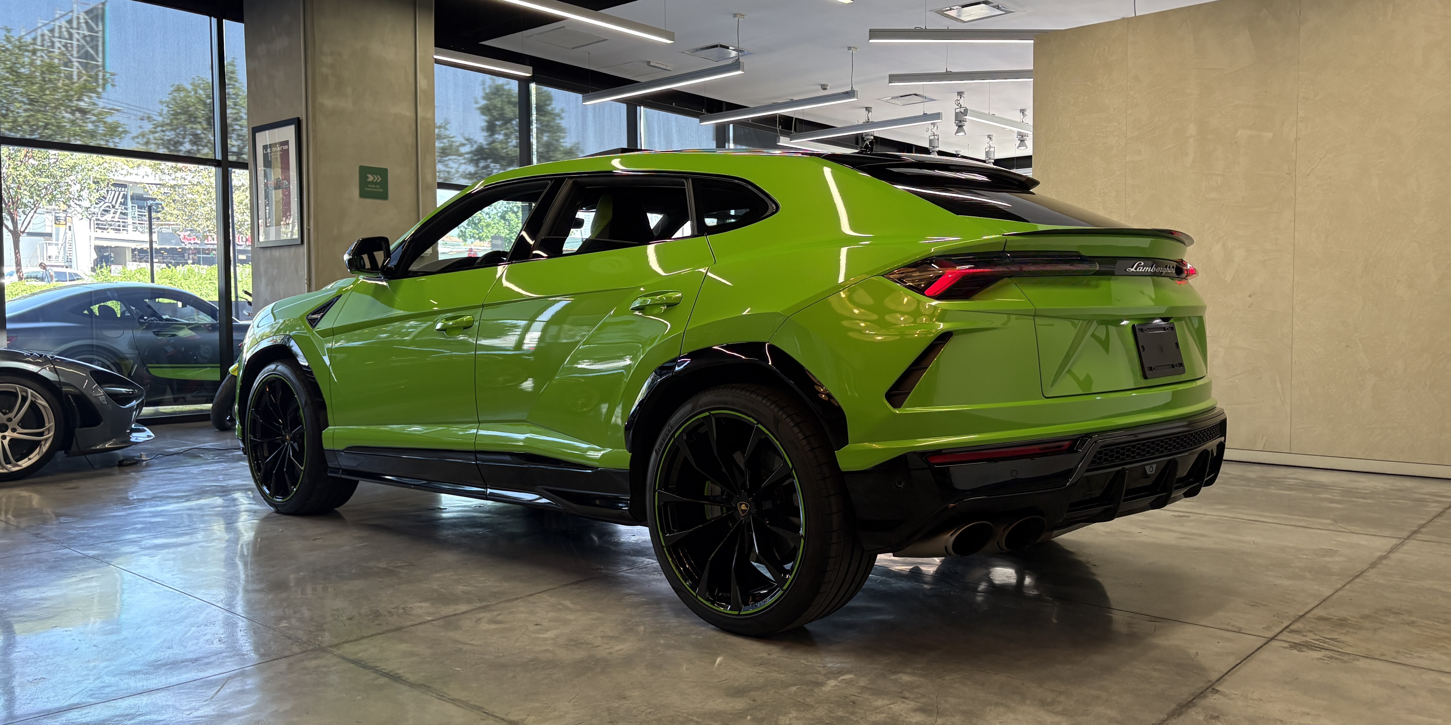 Lamborghini Urus Pearl Capsule