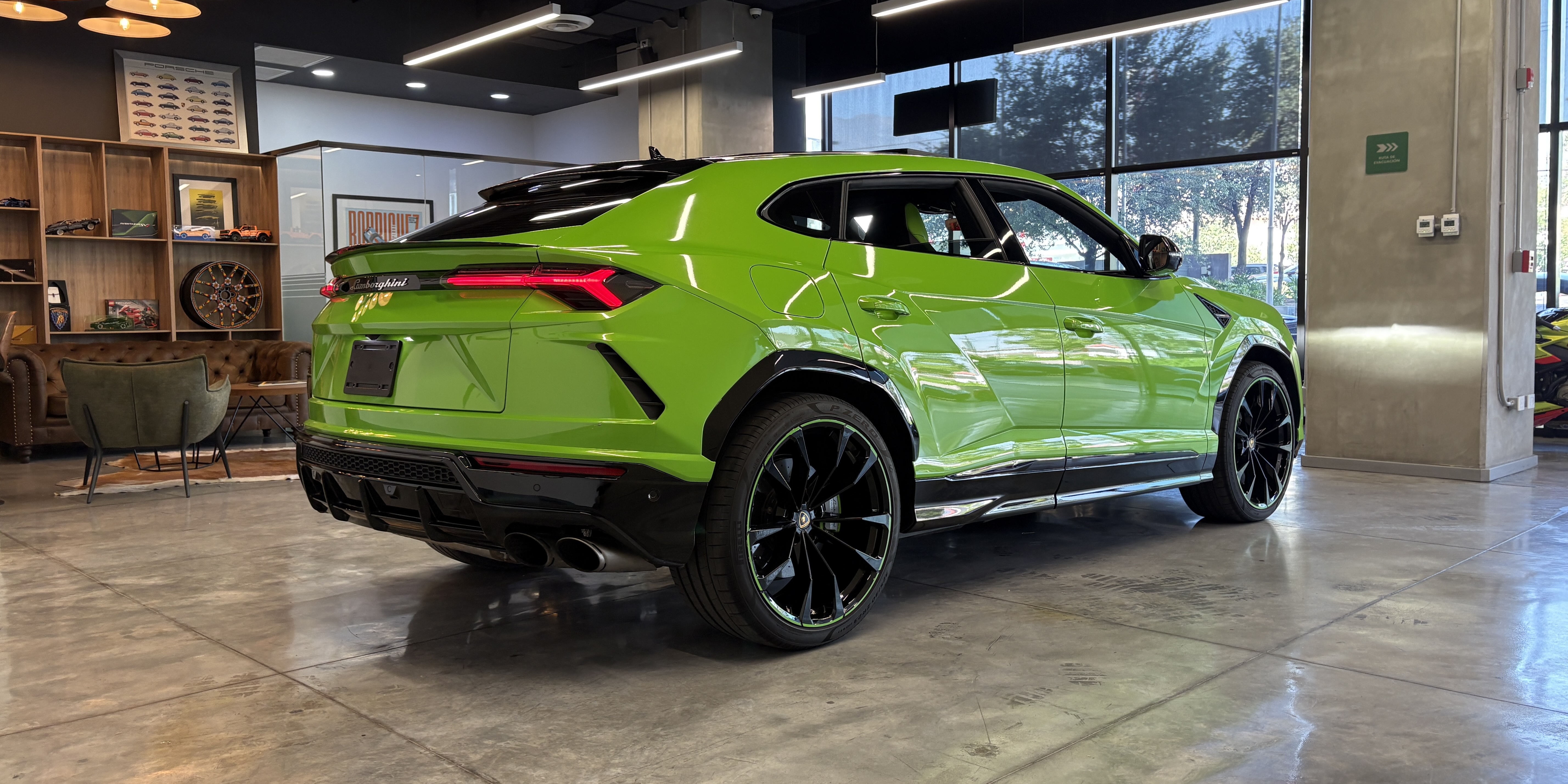 Lamborghini Urus Pearl Capsule