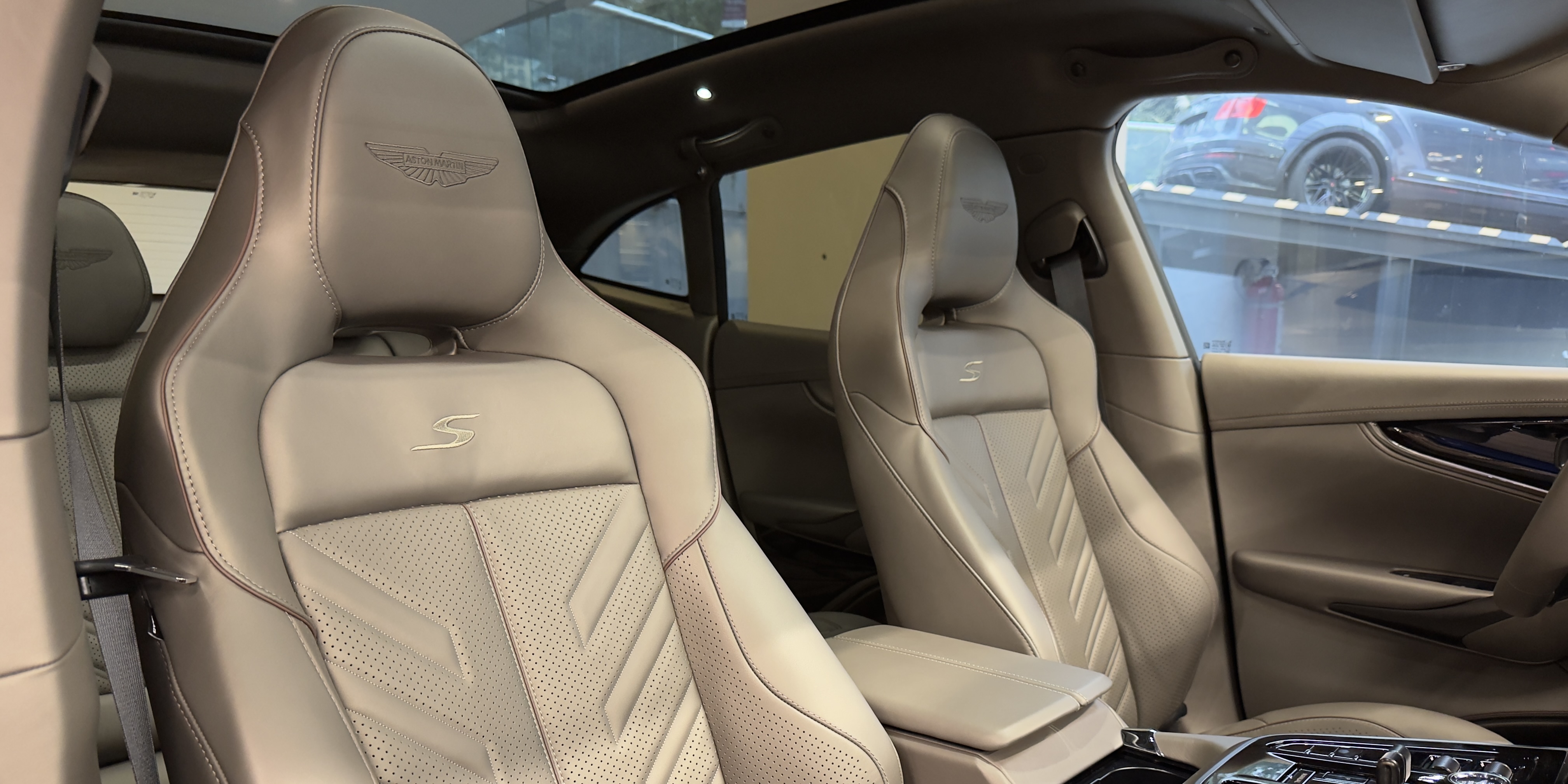 Aston Martin DBX S