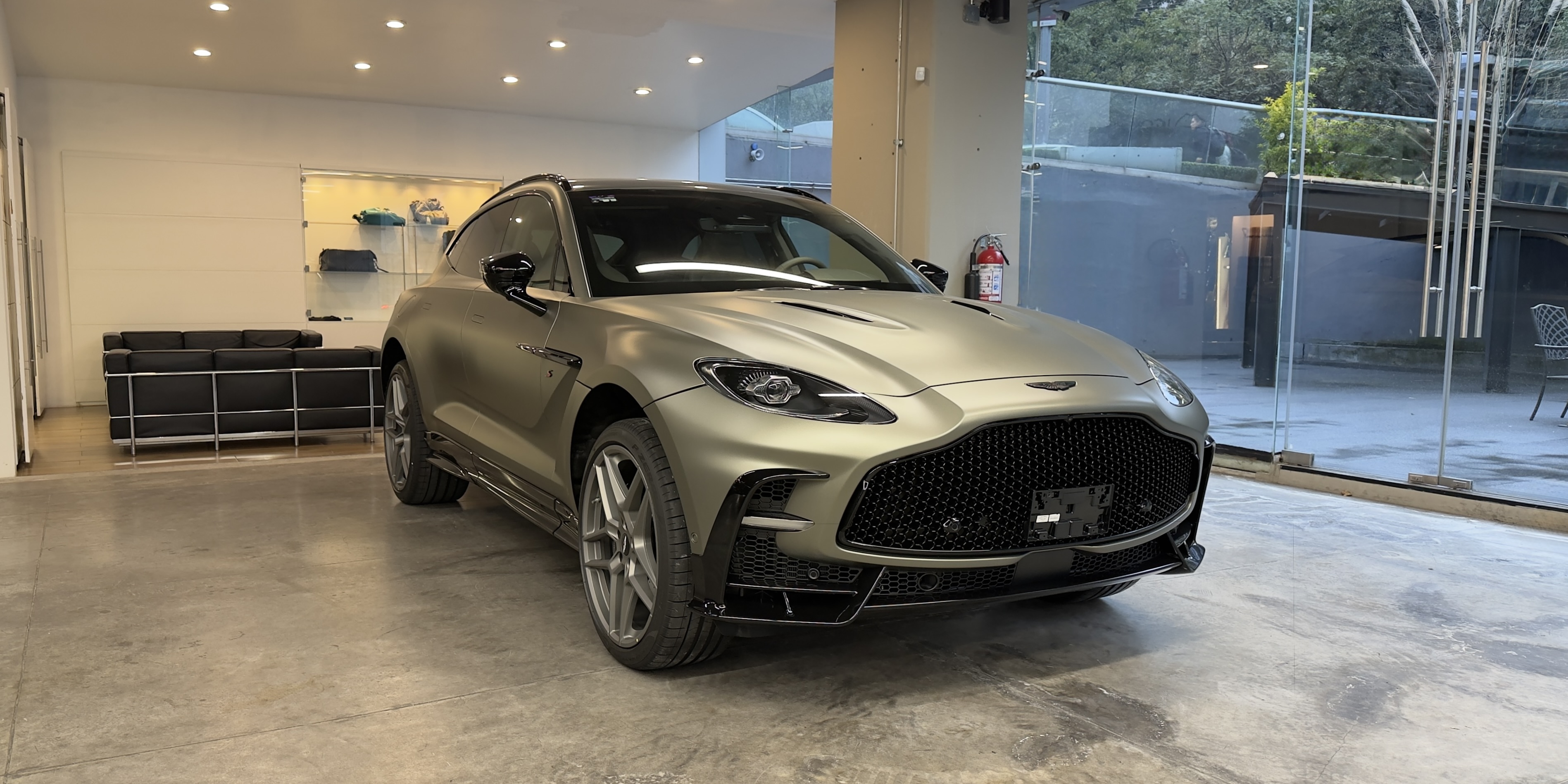 Aston Martin DBX S