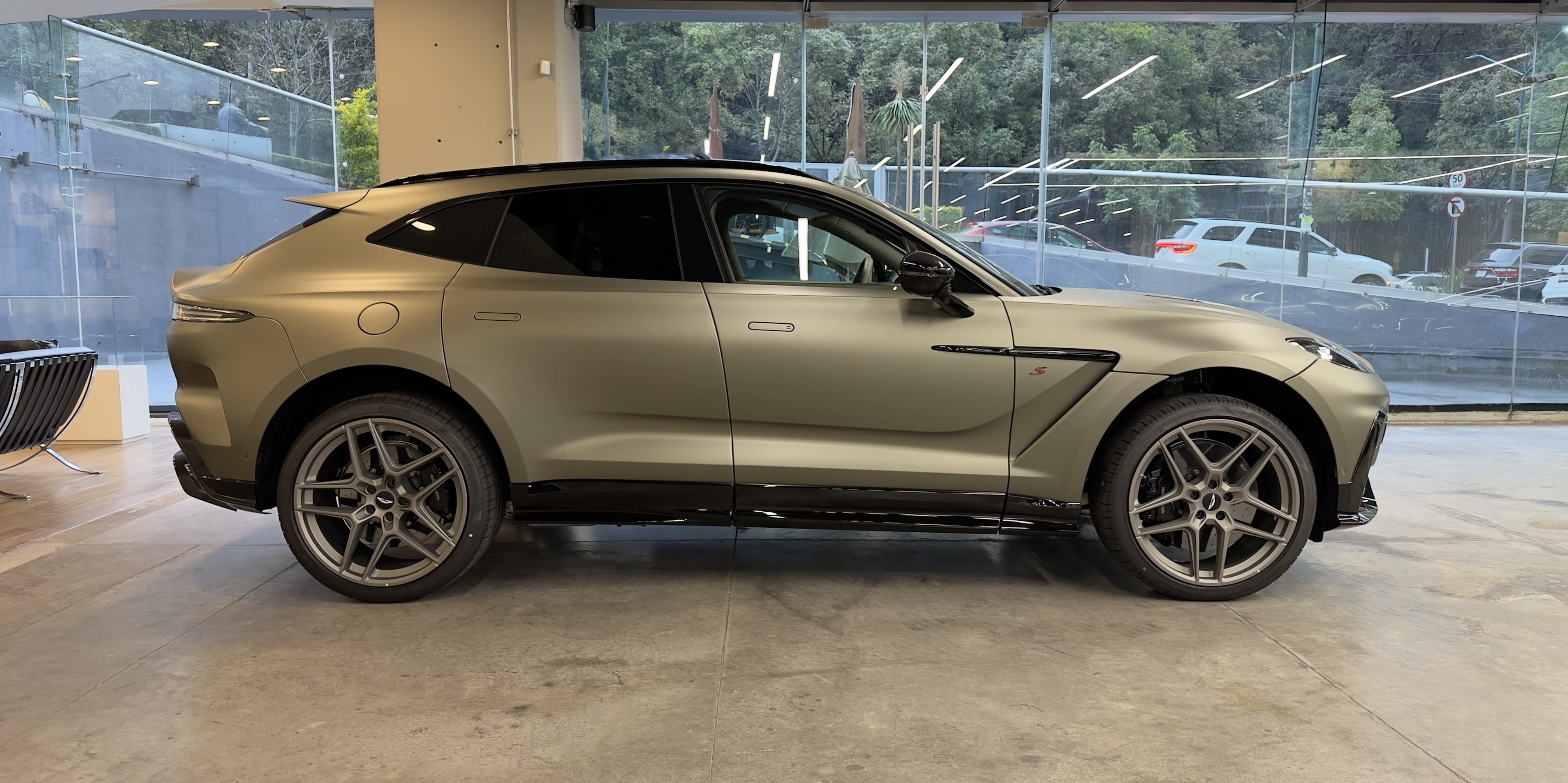 Aston Martin DBX S