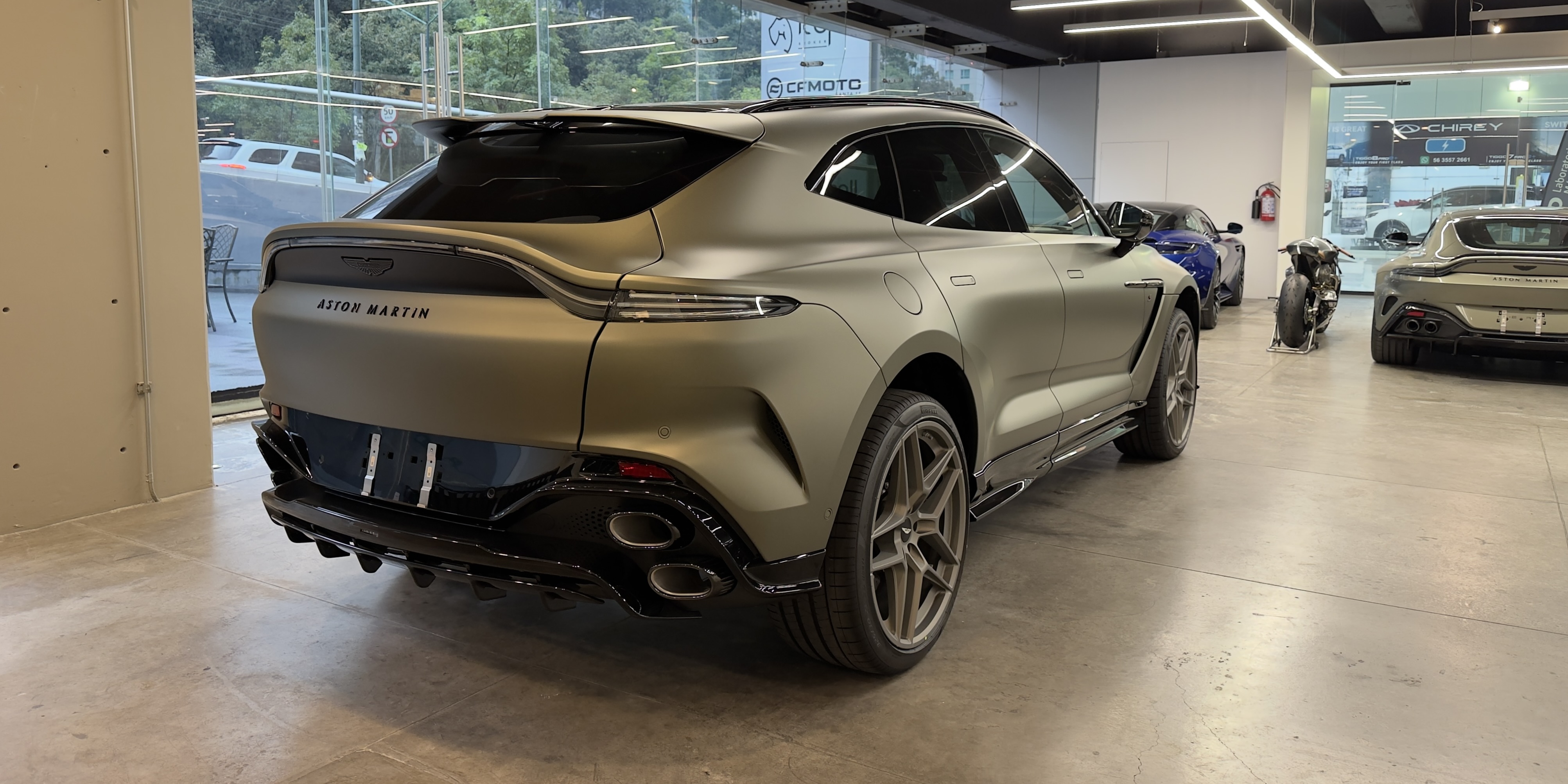 Aston Martin DBX S