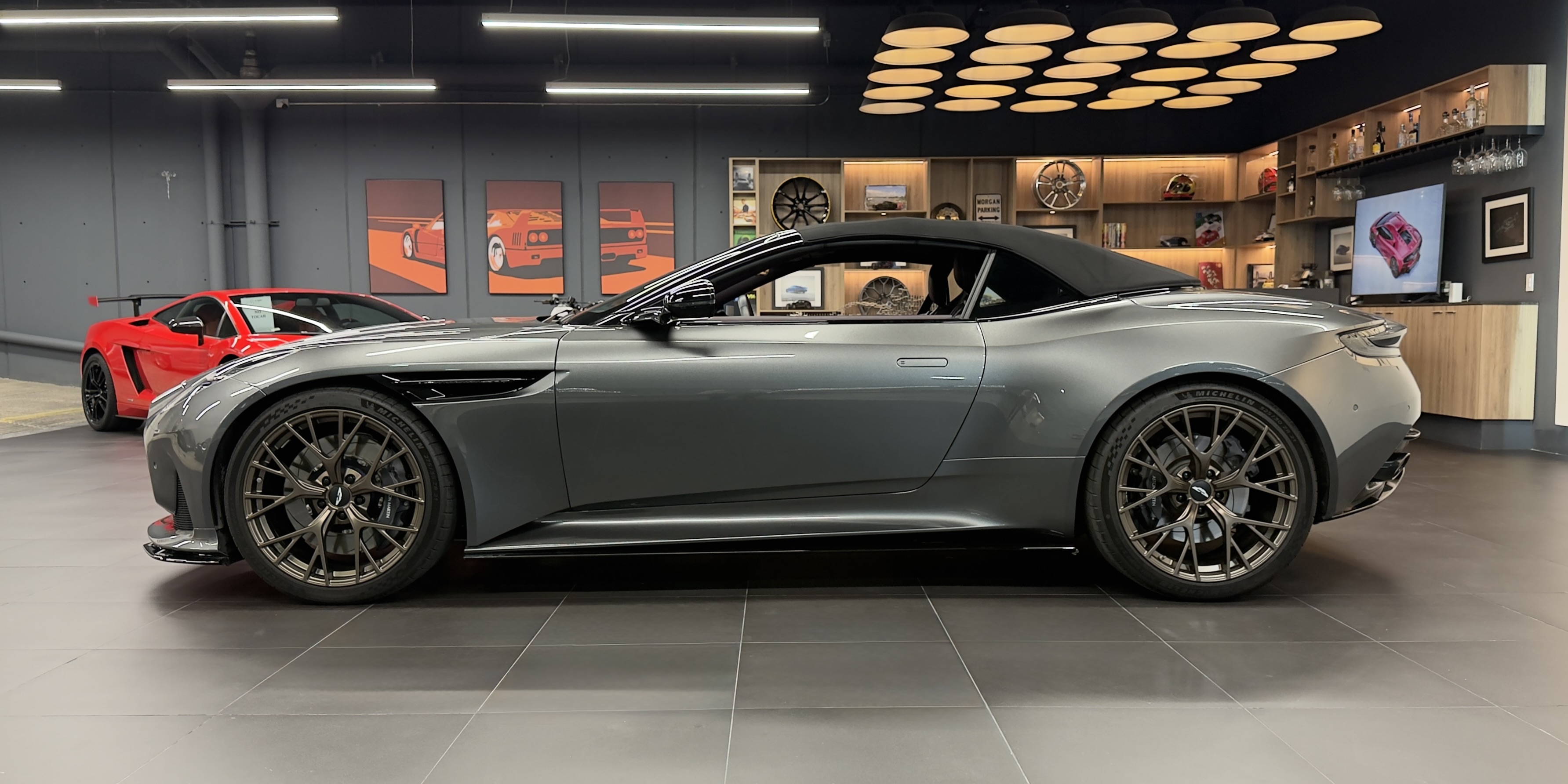 Aston Martin DB12 Volante