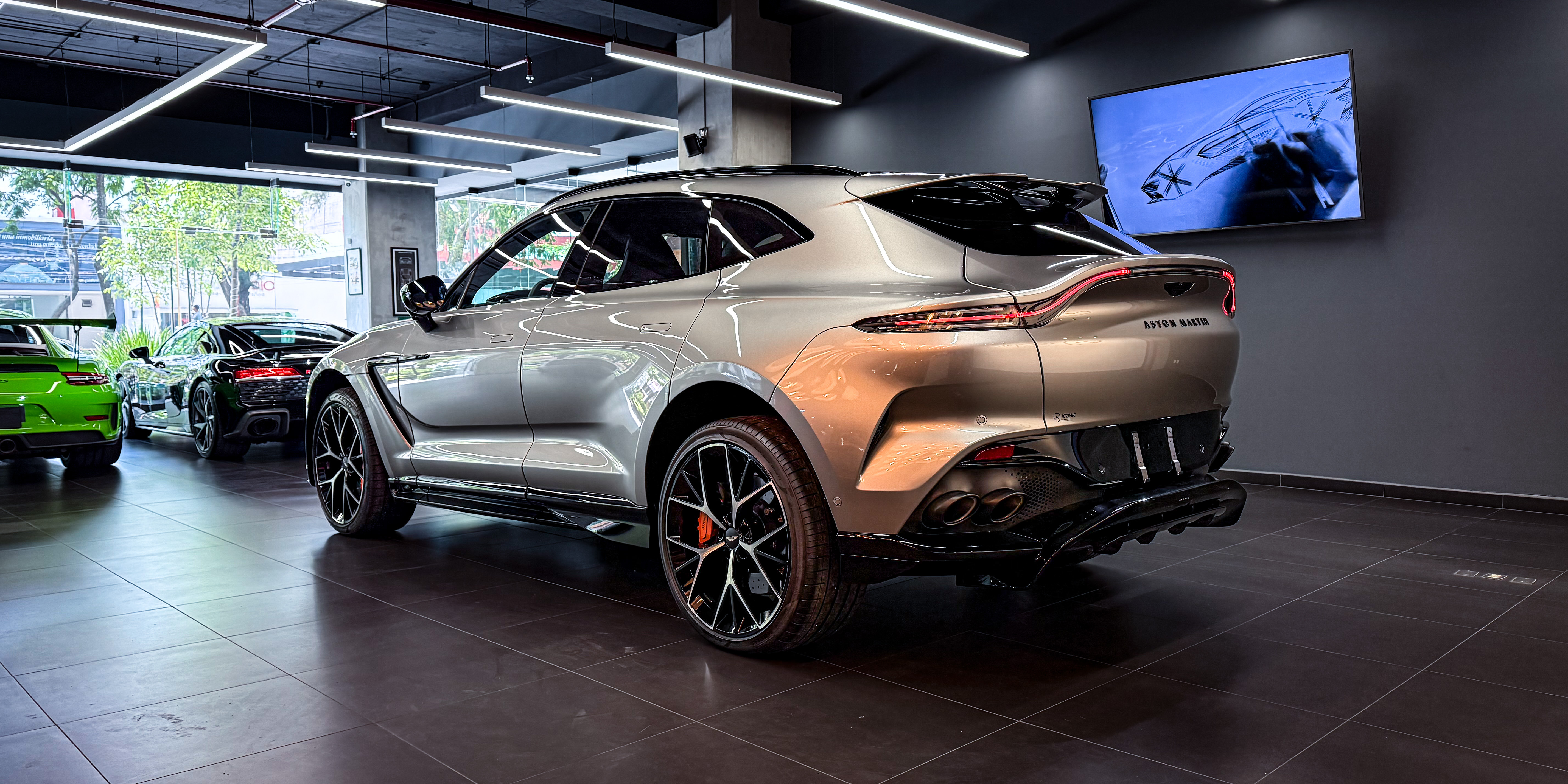 Aston Martin DBX707