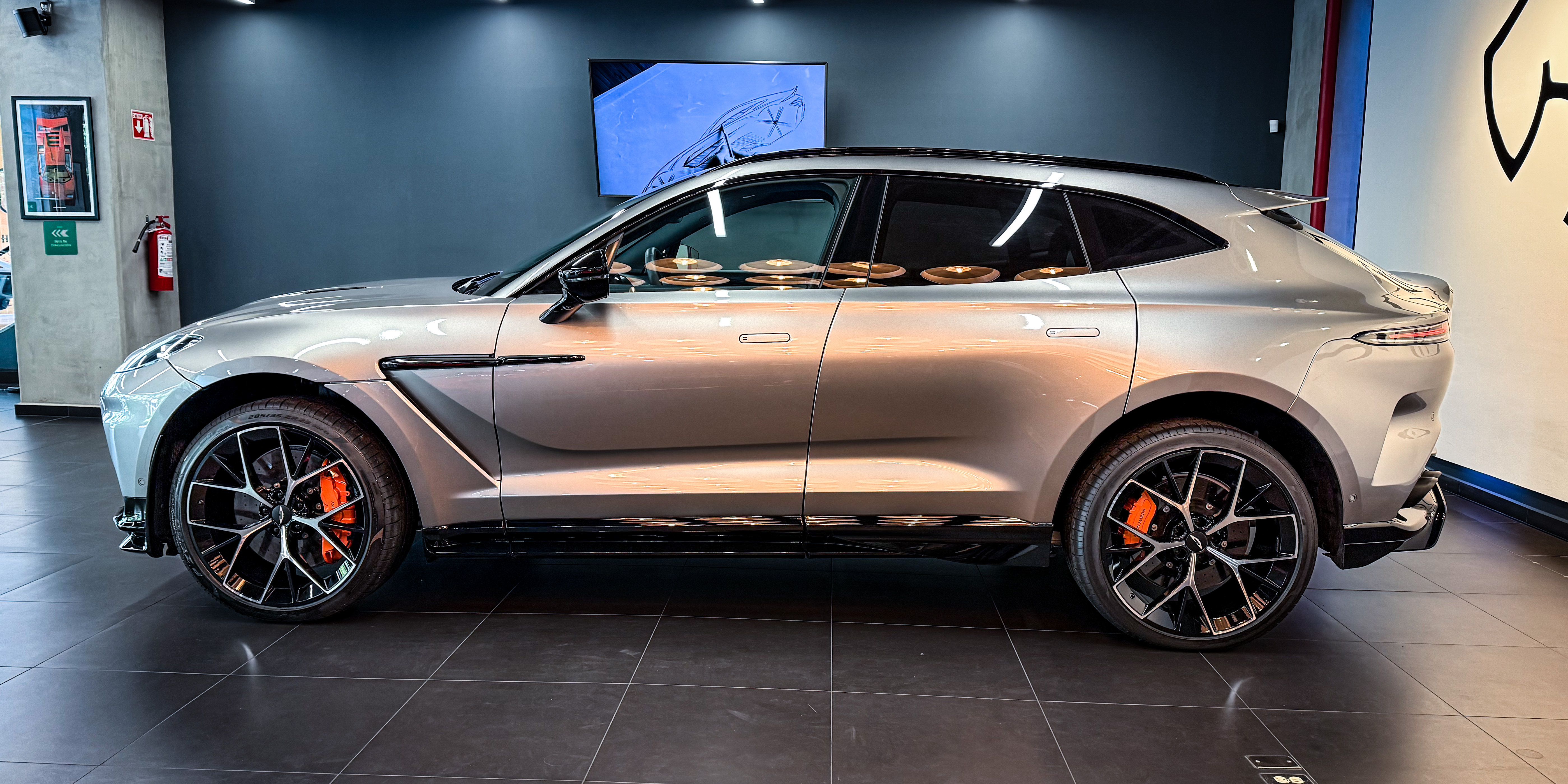 Aston Martin DBX707