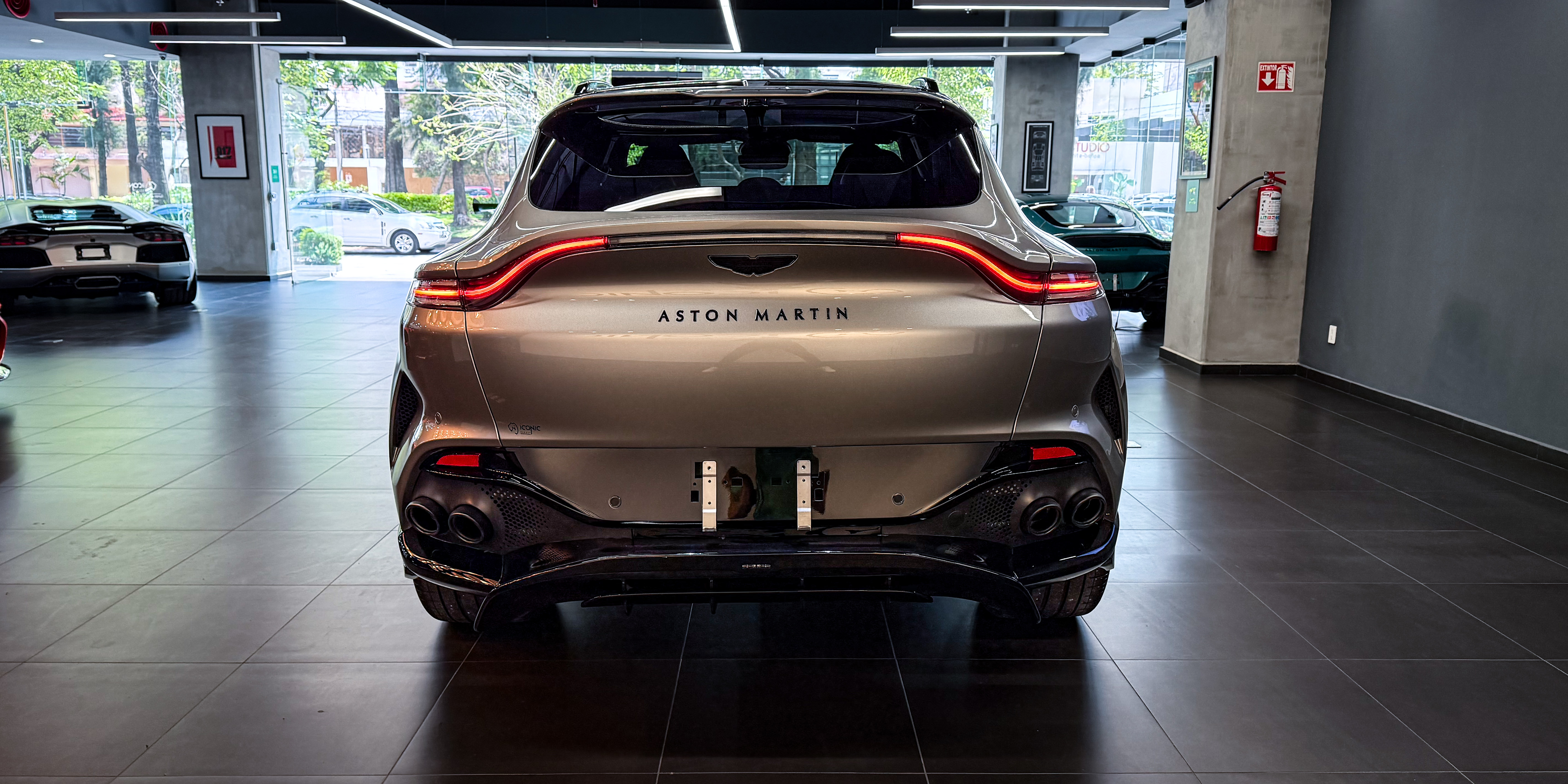 Aston Martin DBX707