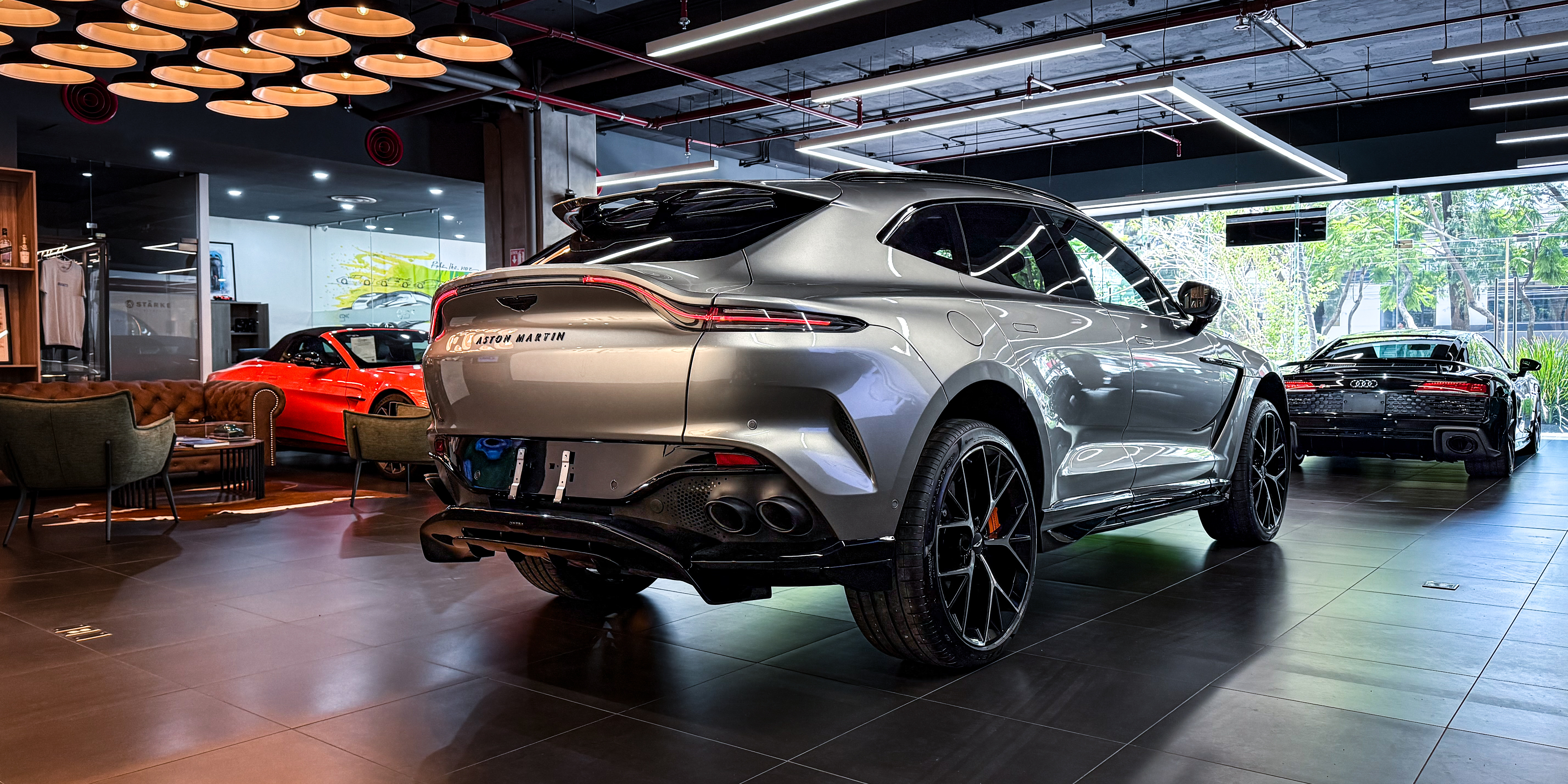 Aston Martin DBX707