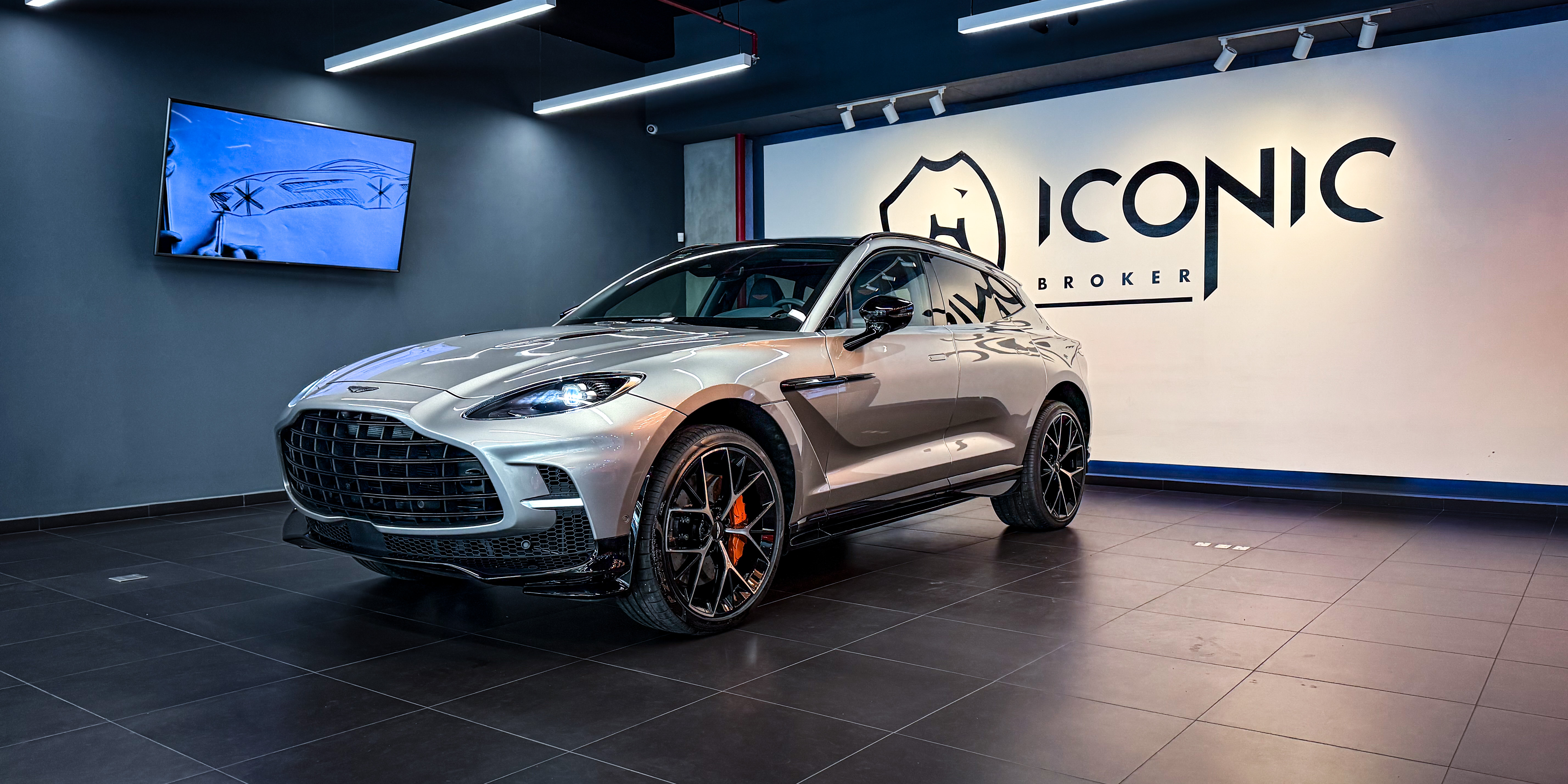 Aston Martin DBX707