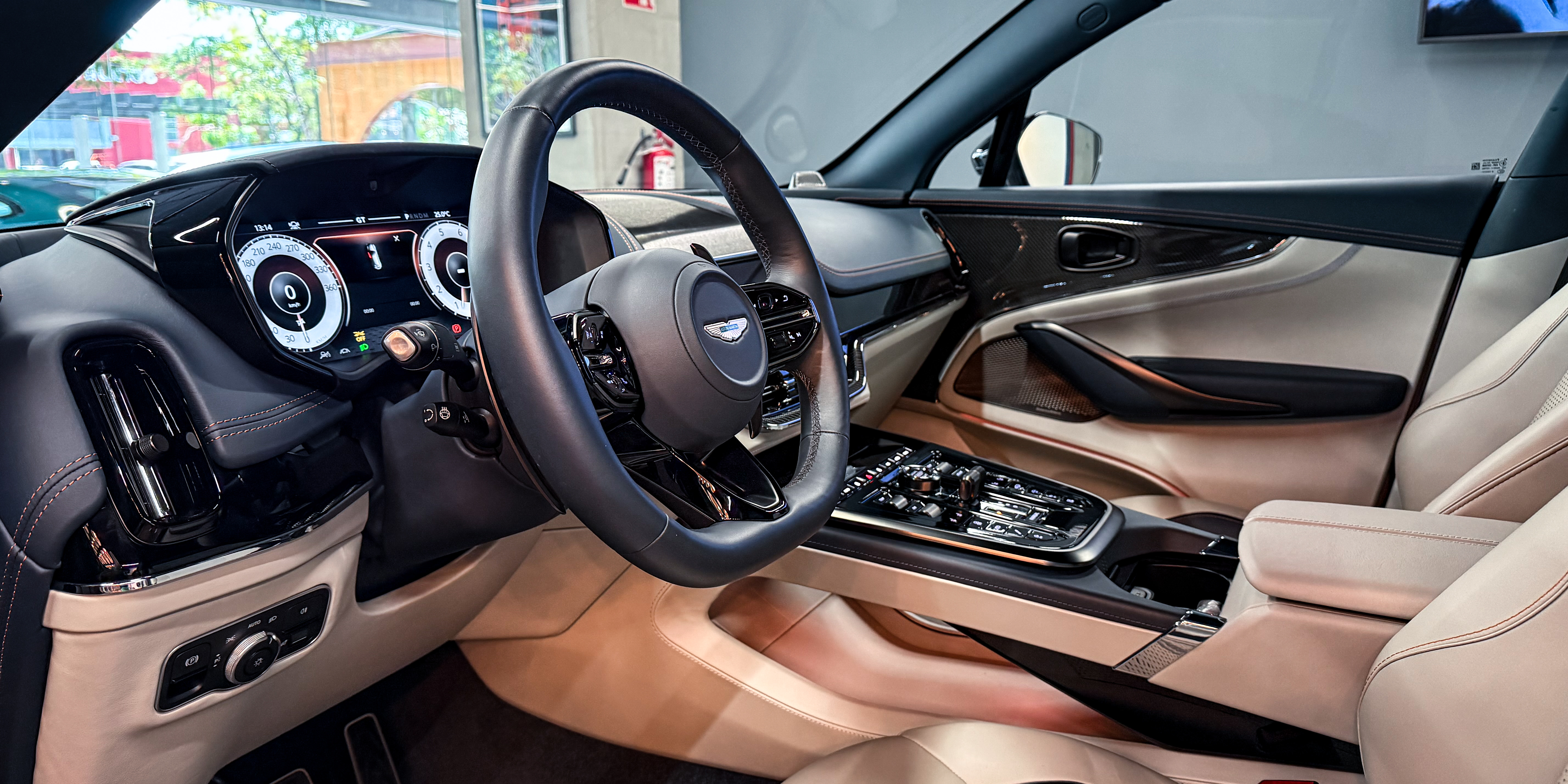 Aston Martin DBX707