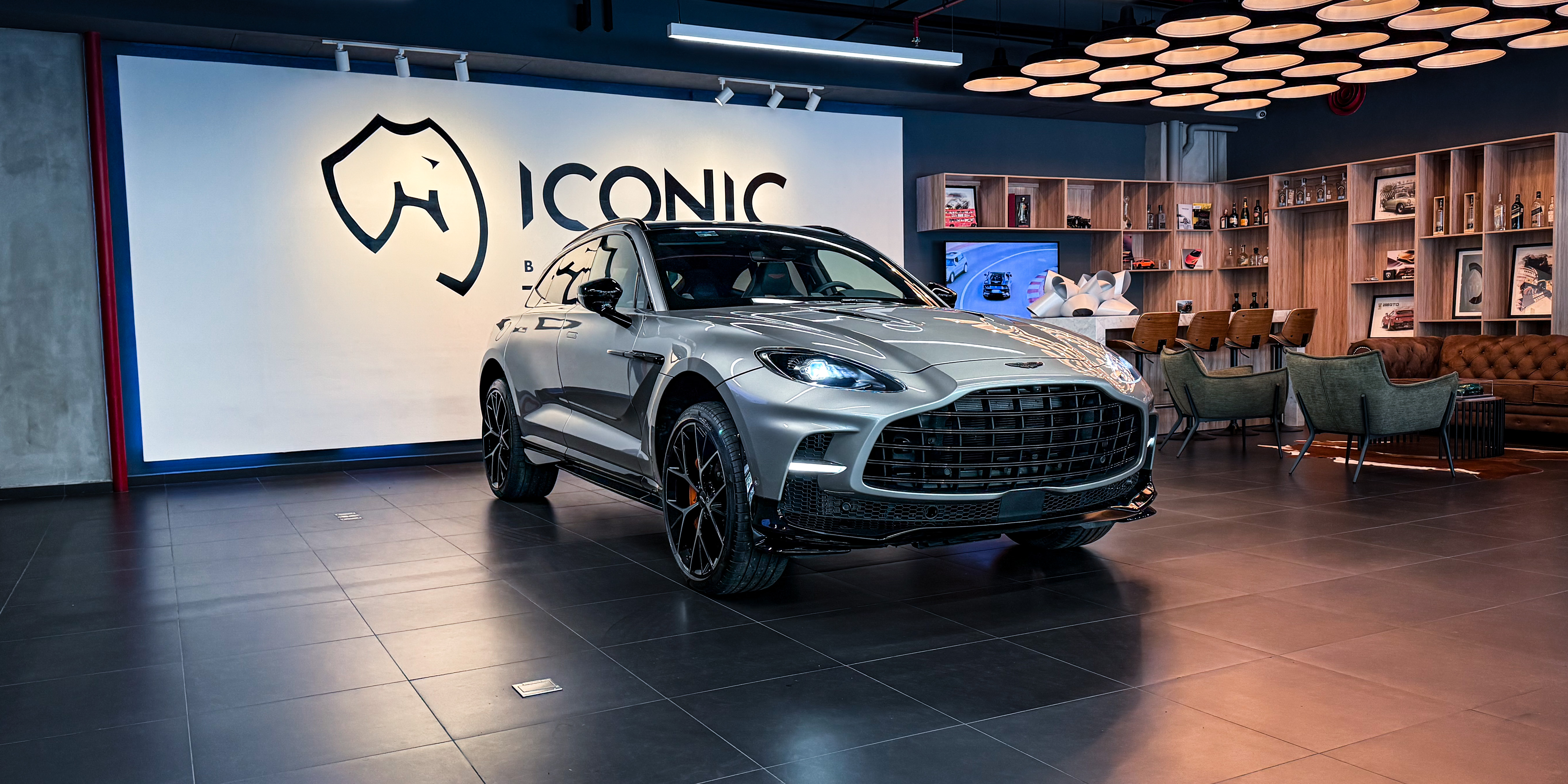 Aston Martin DBX707