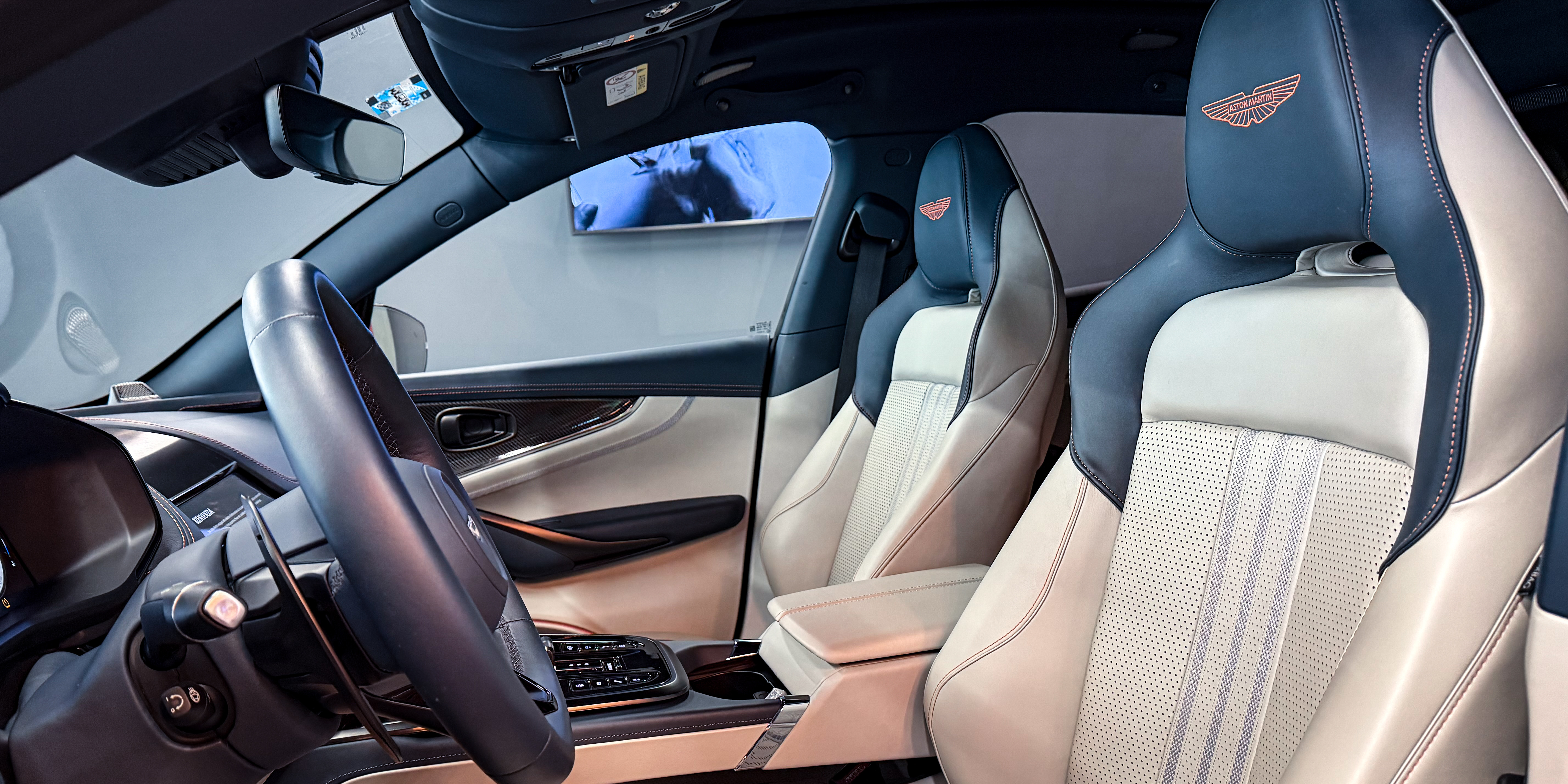 Aston Martin DBX707