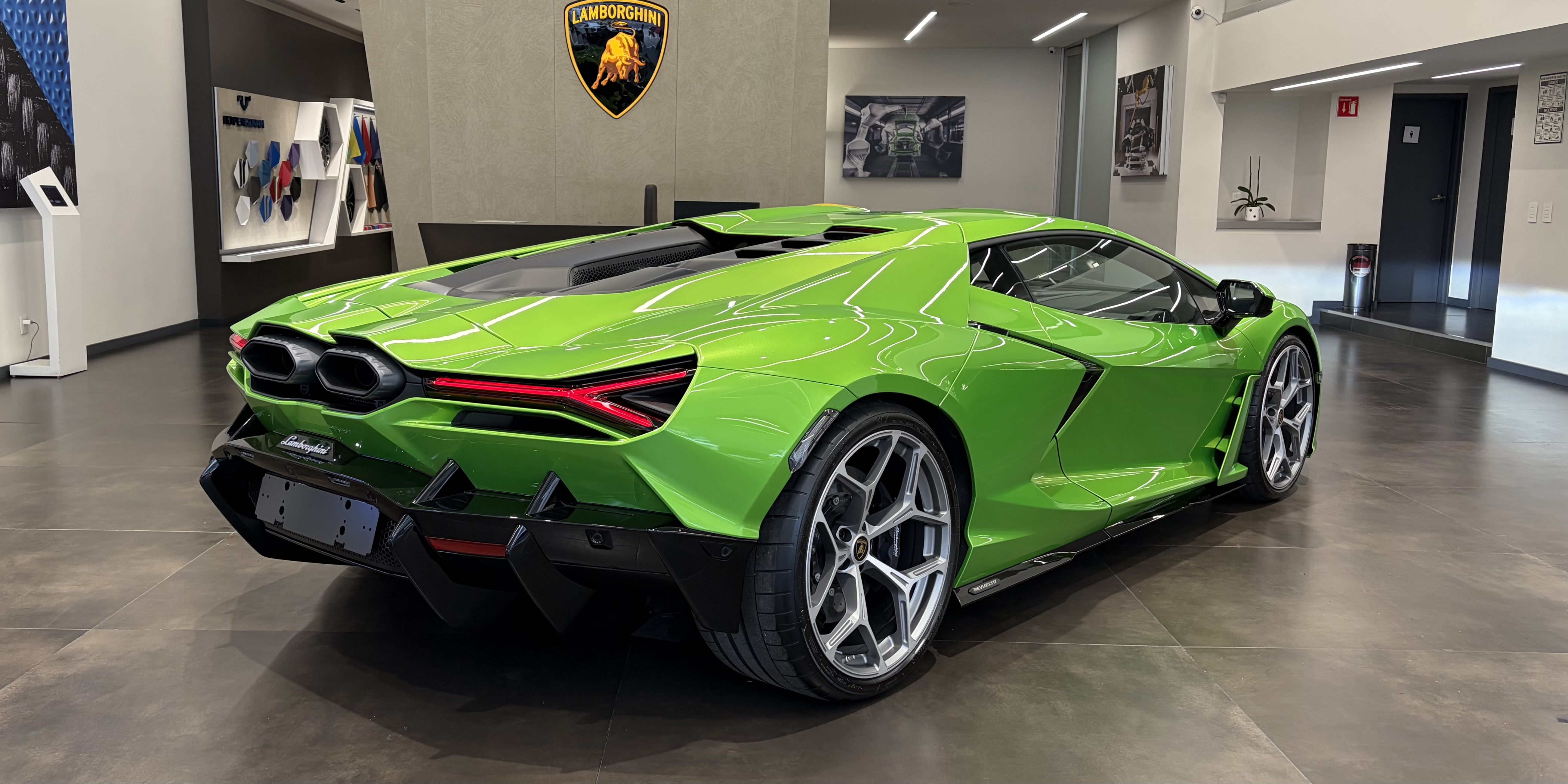 Lamborghini Revuelto