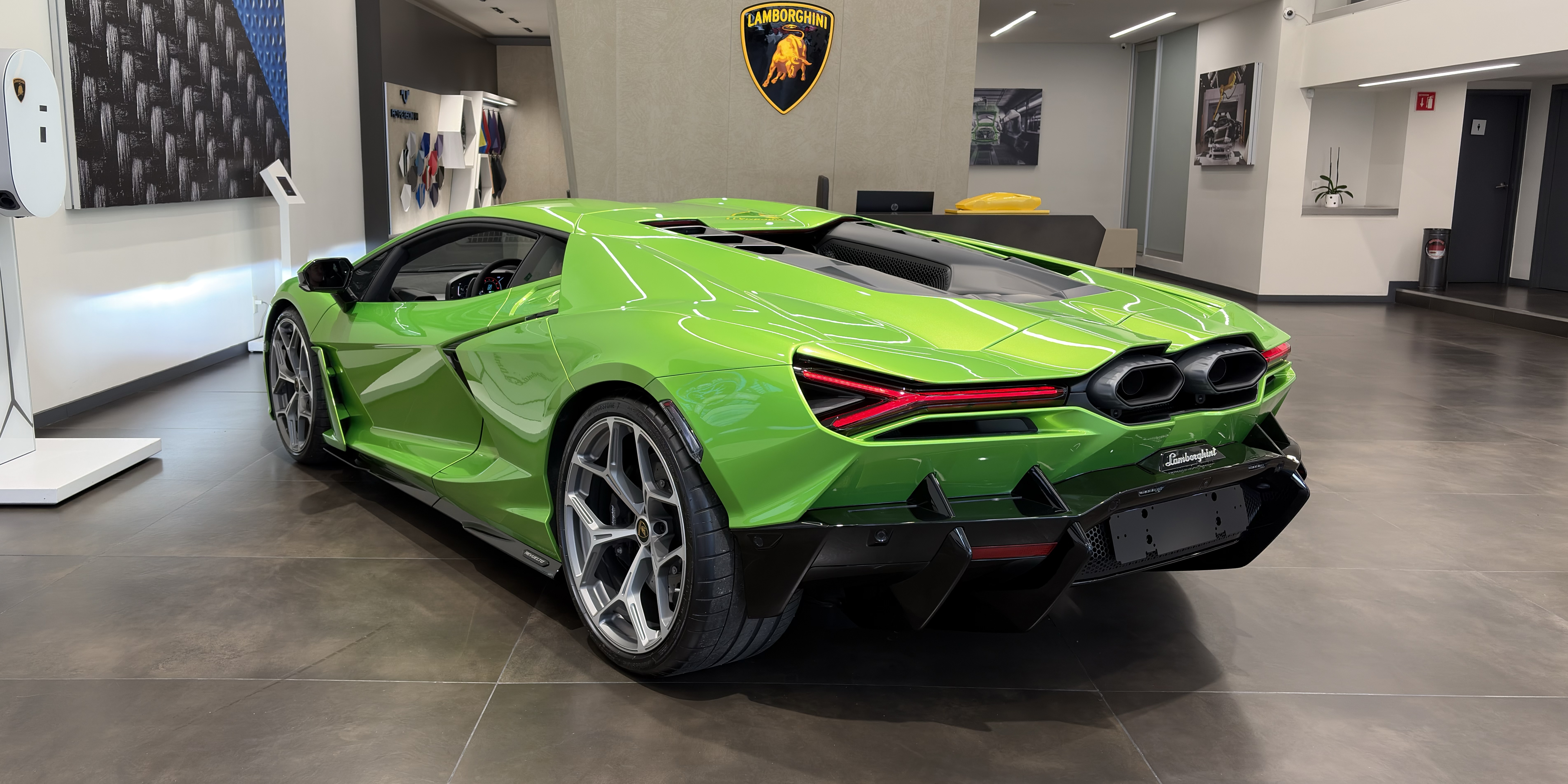 Lamborghini Revuelto
