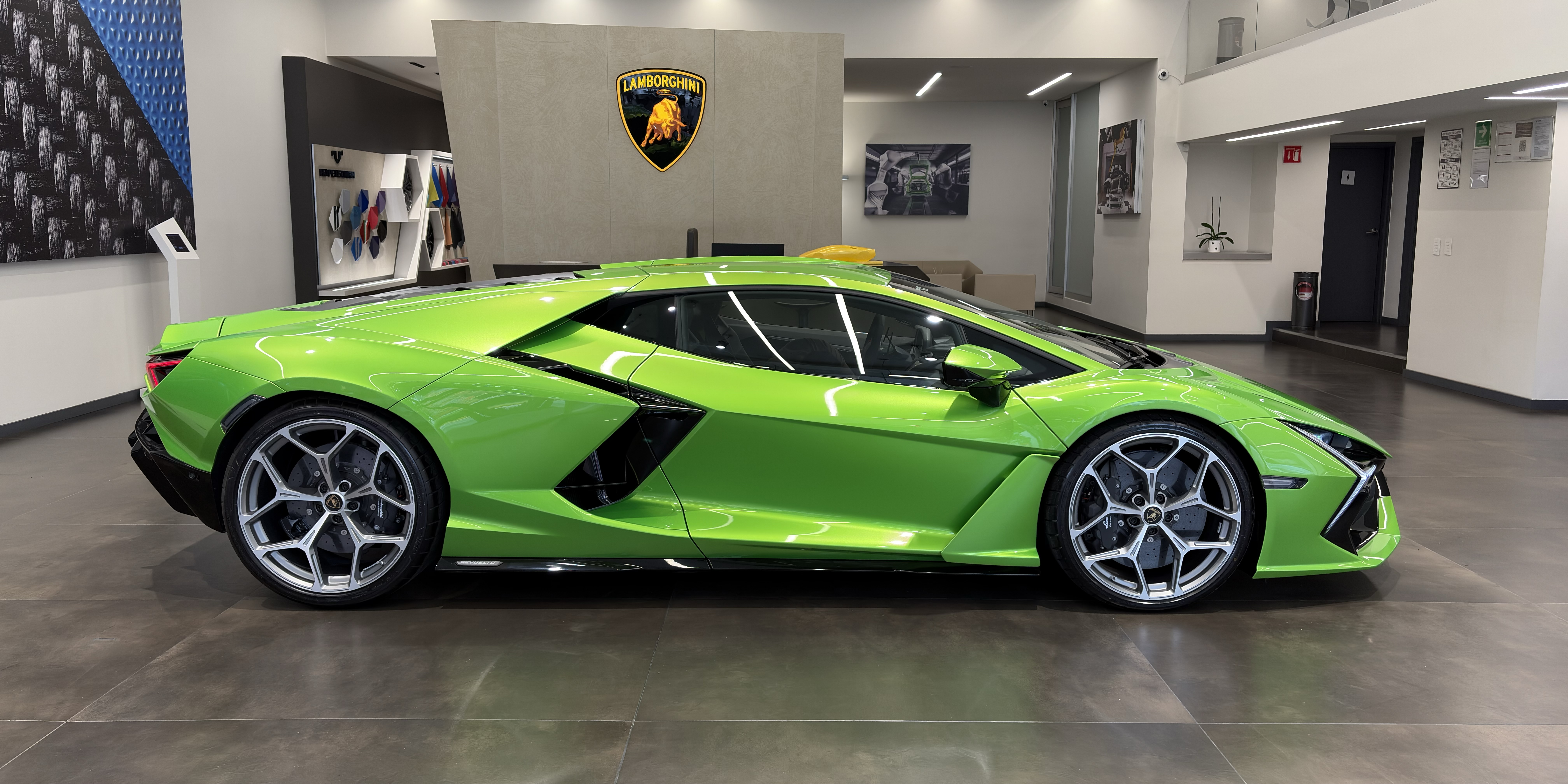 Lamborghini Revuelto