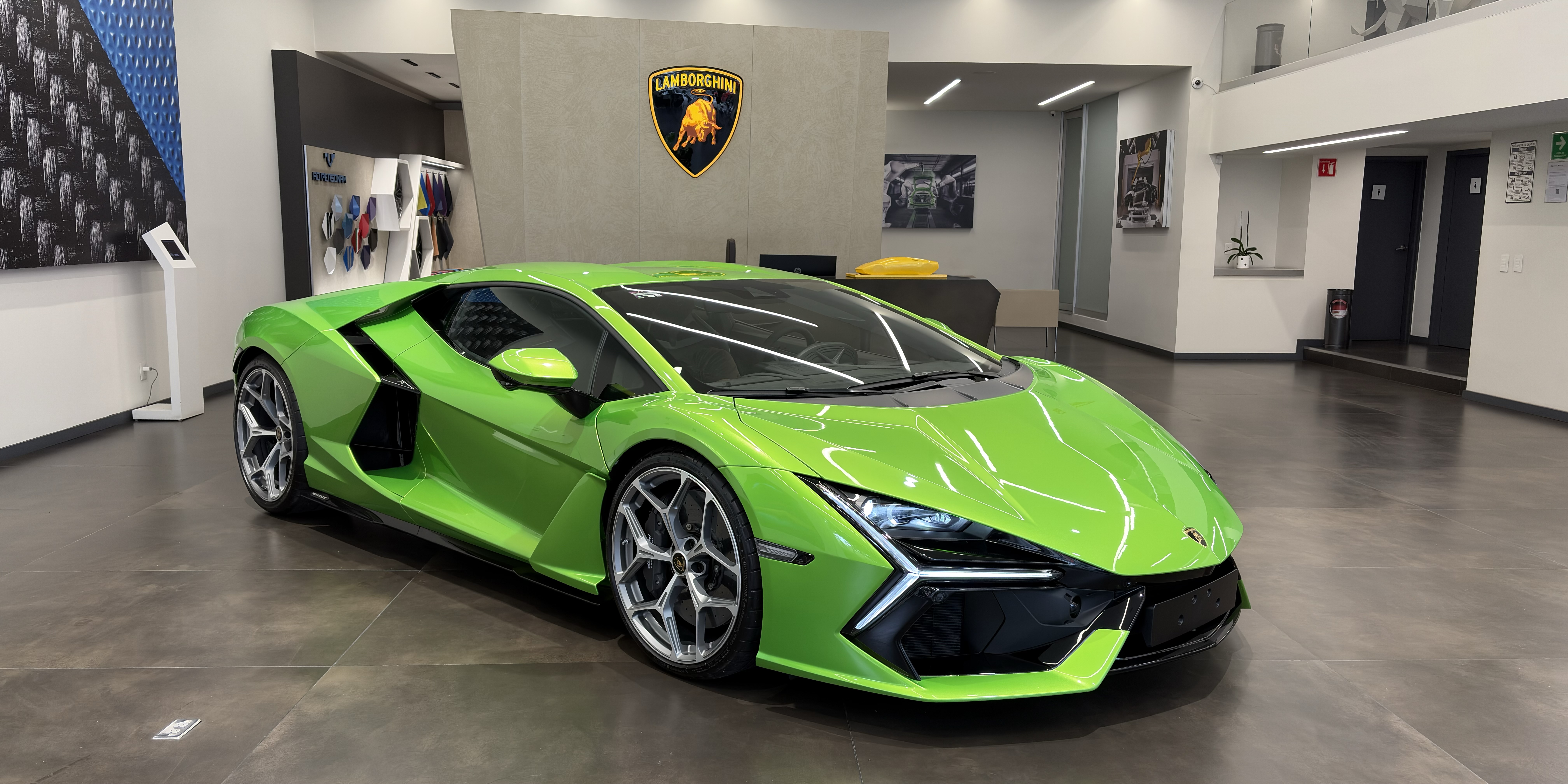 Lamborghini Revuelto