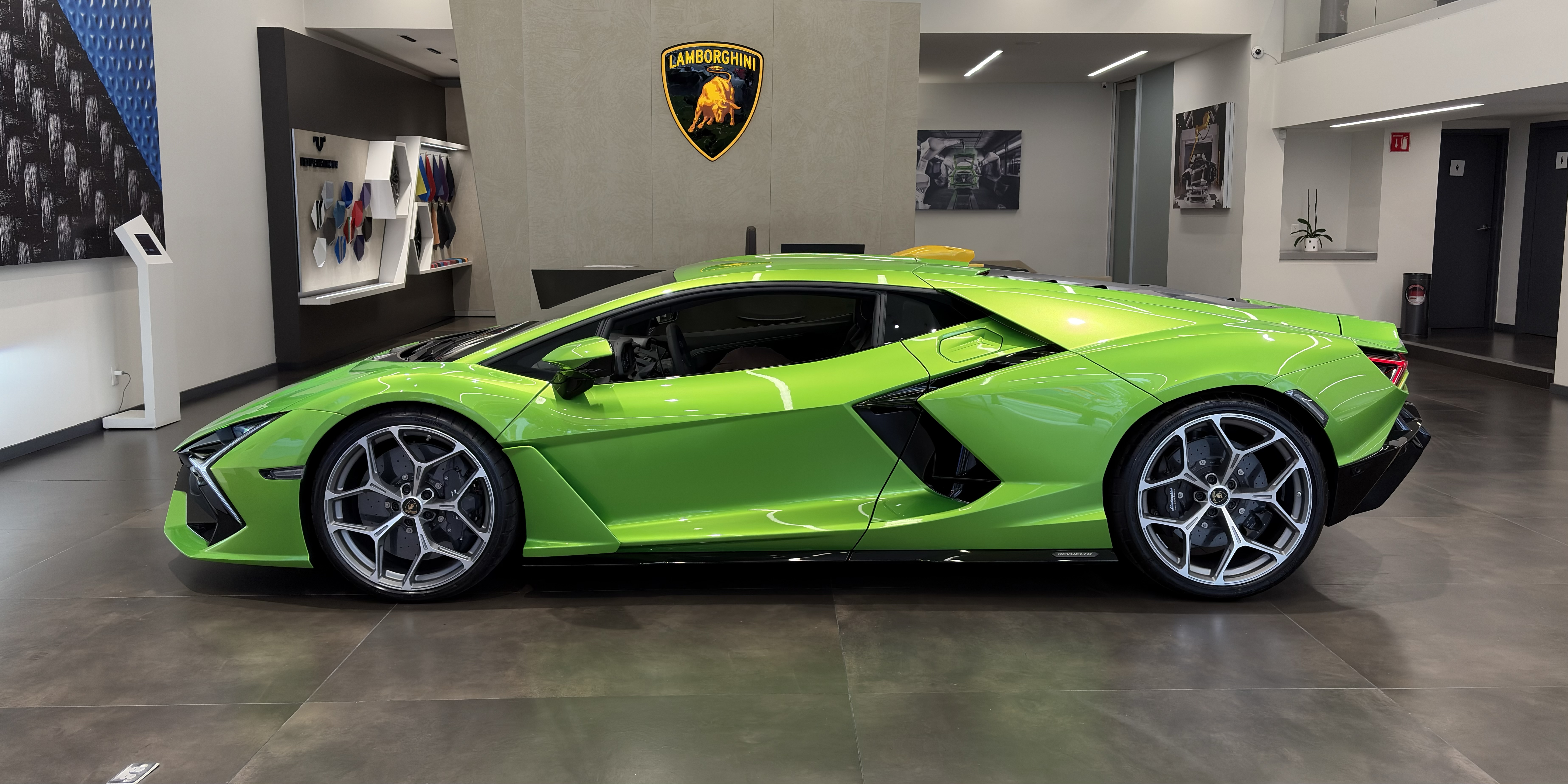 Lamborghini Revuelto