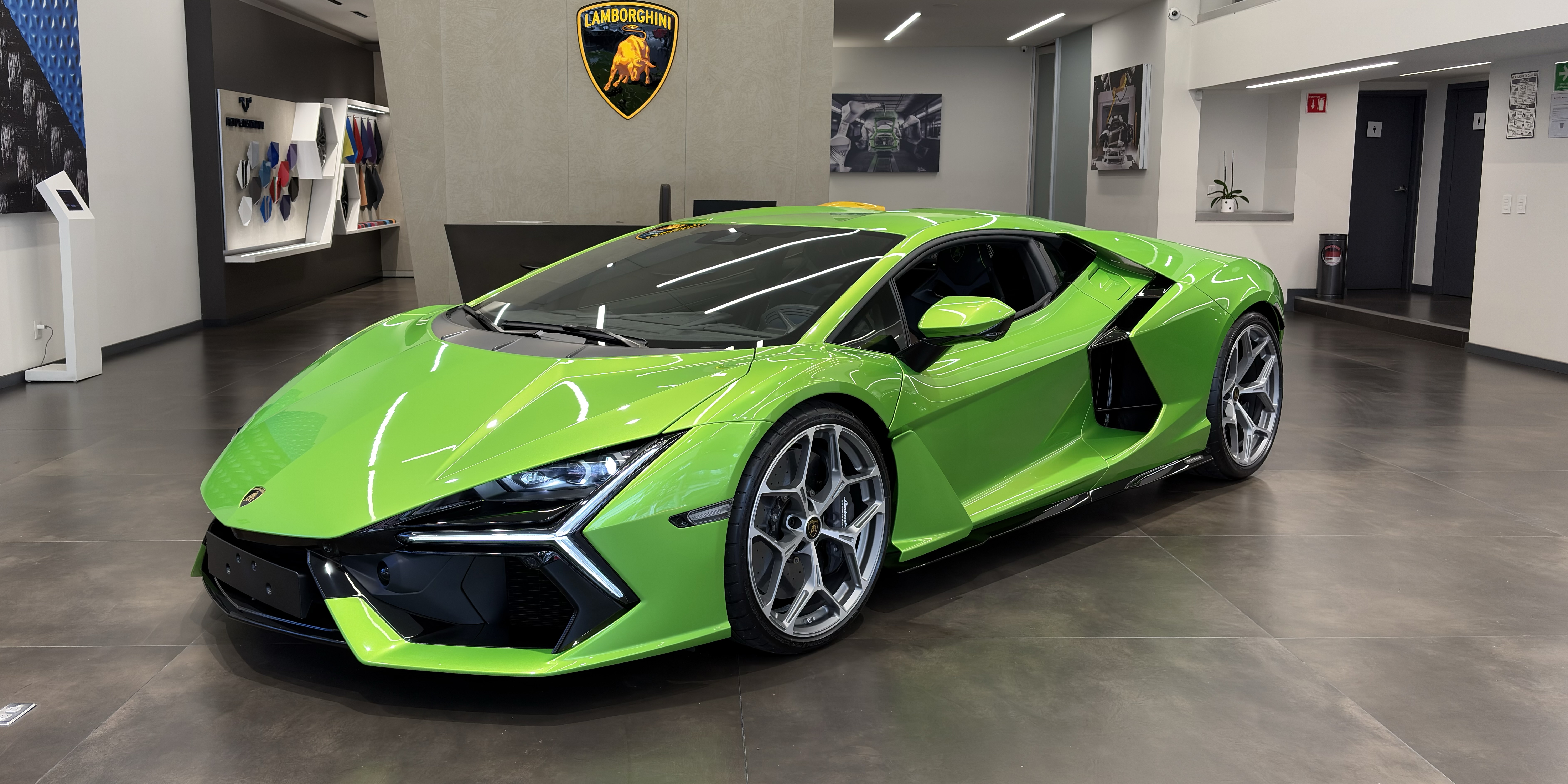 Lamborghini Revuelto