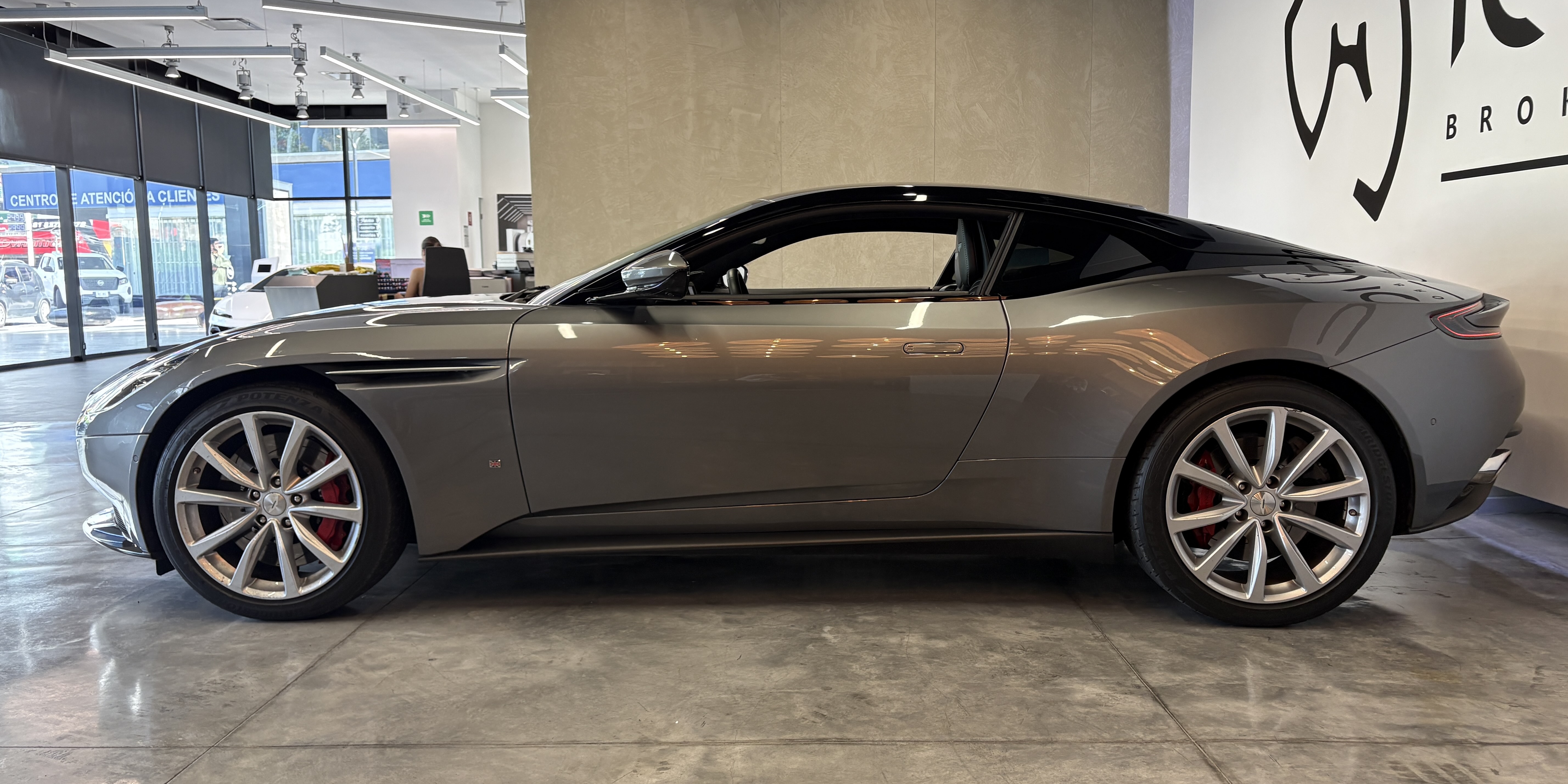 Aston Martin DB11 V8
