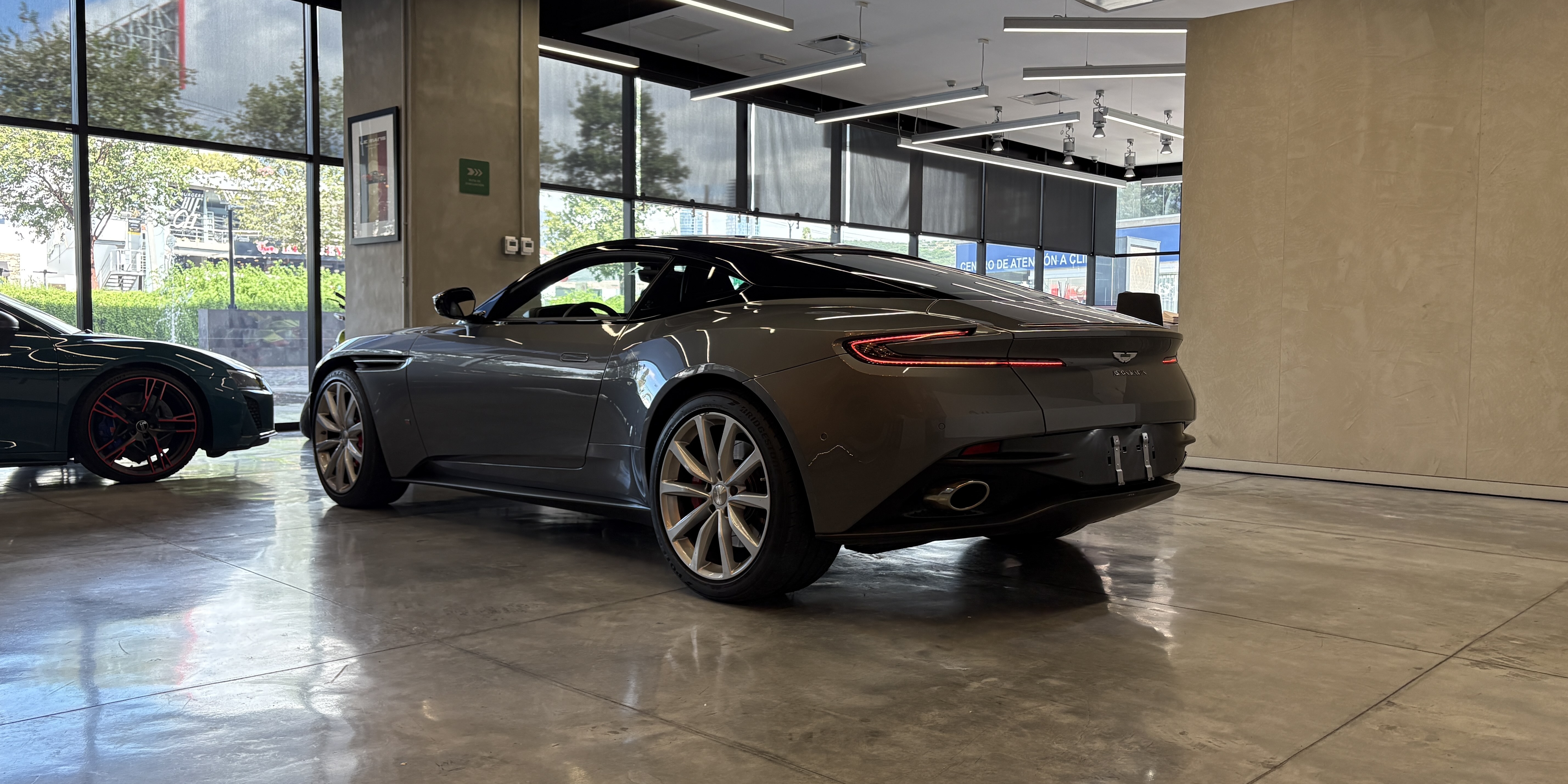 Aston Martin DB11 V8