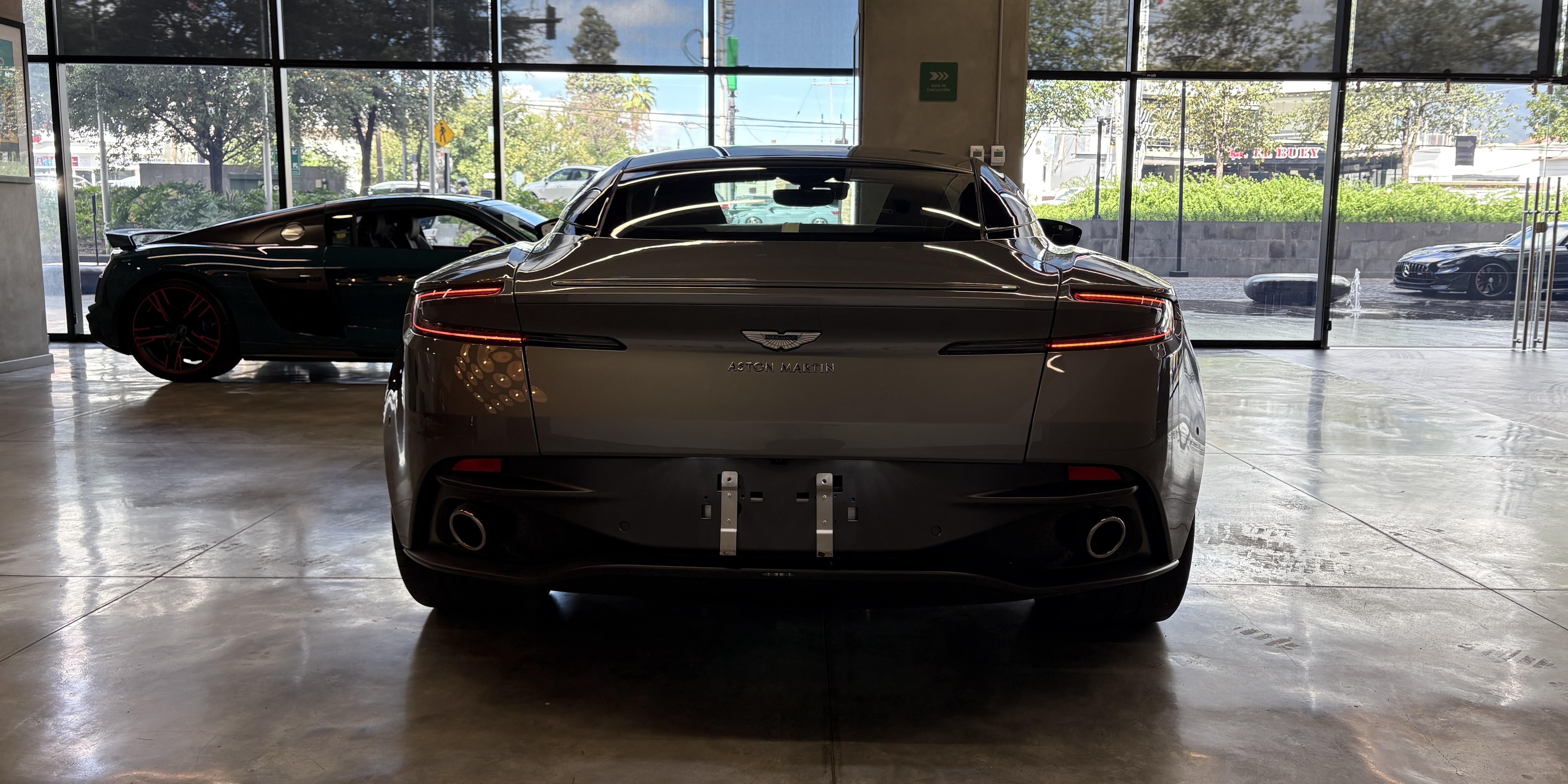 Aston Martin DB11 V8