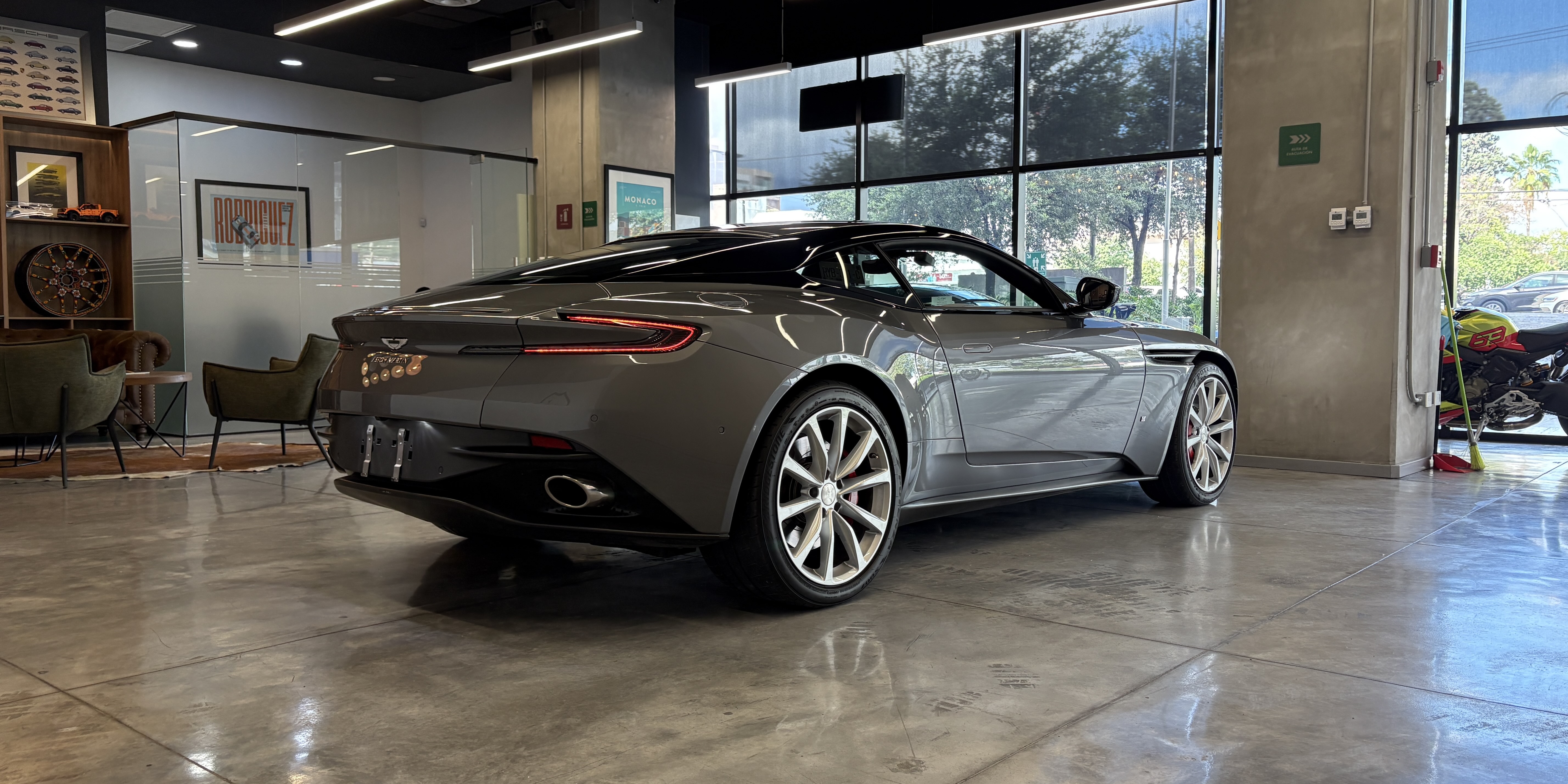 Aston Martin DB11 V8