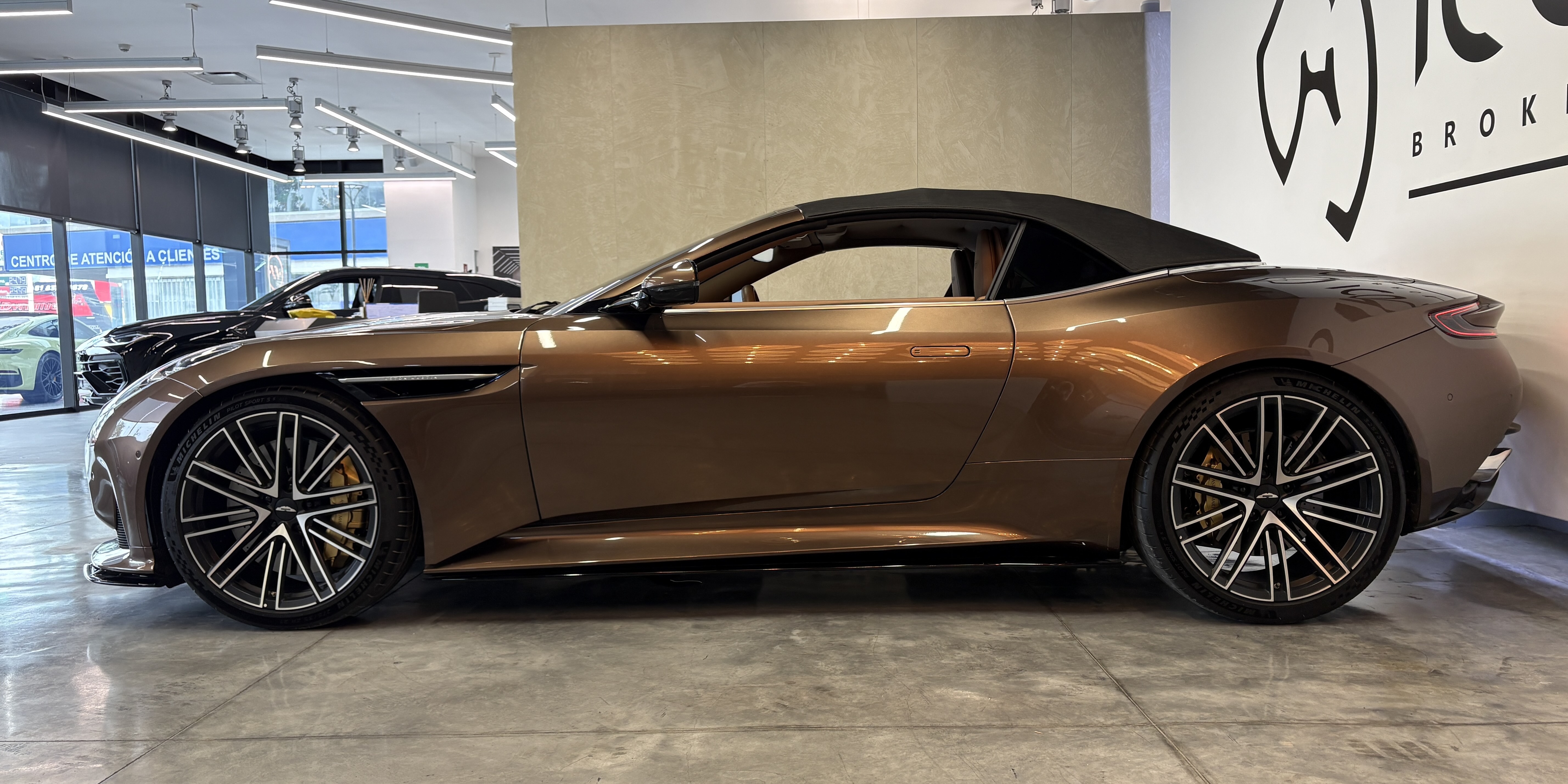 Aston Martin DB12 Volante