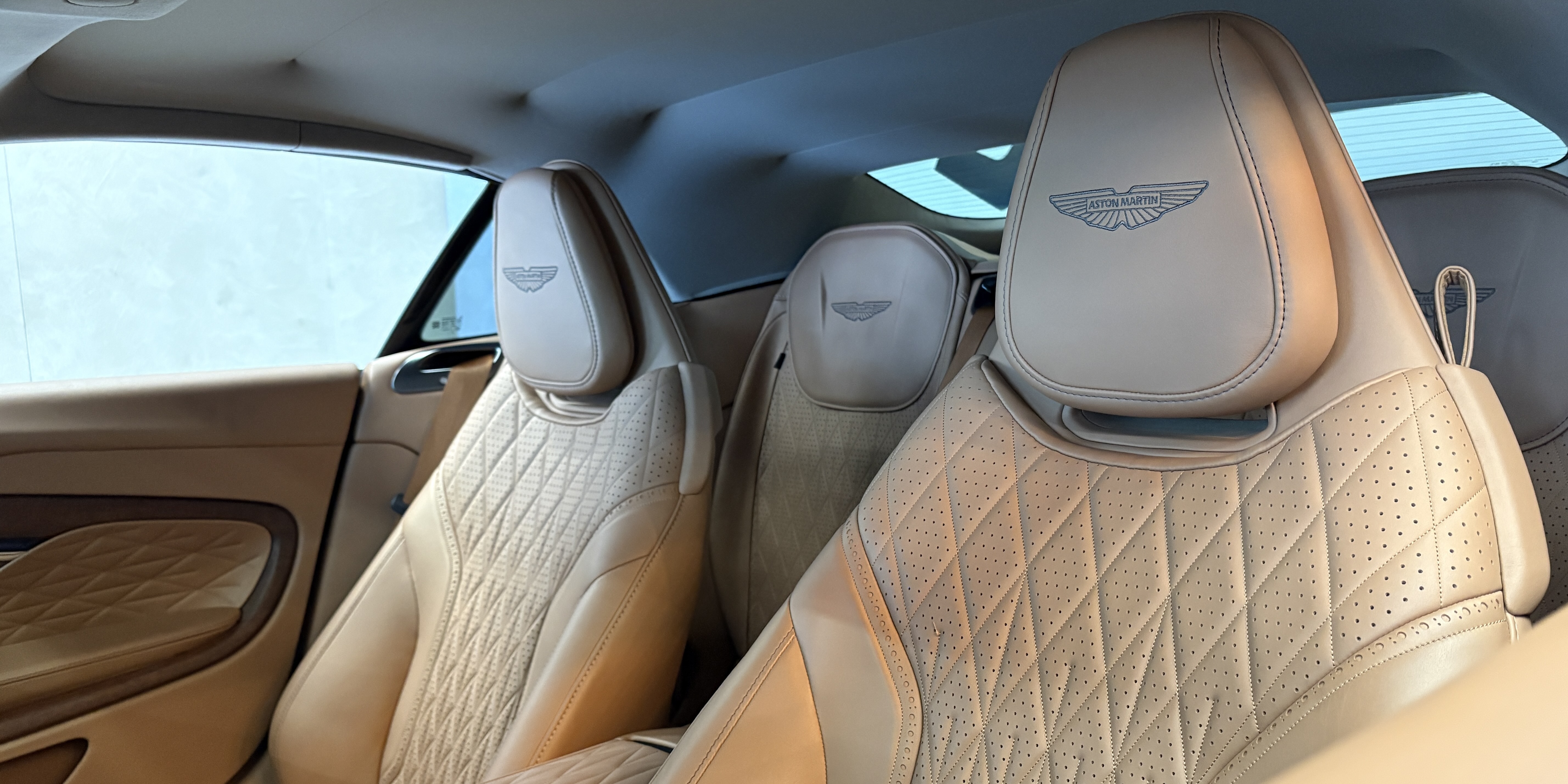 Aston Martin DB12 Volante