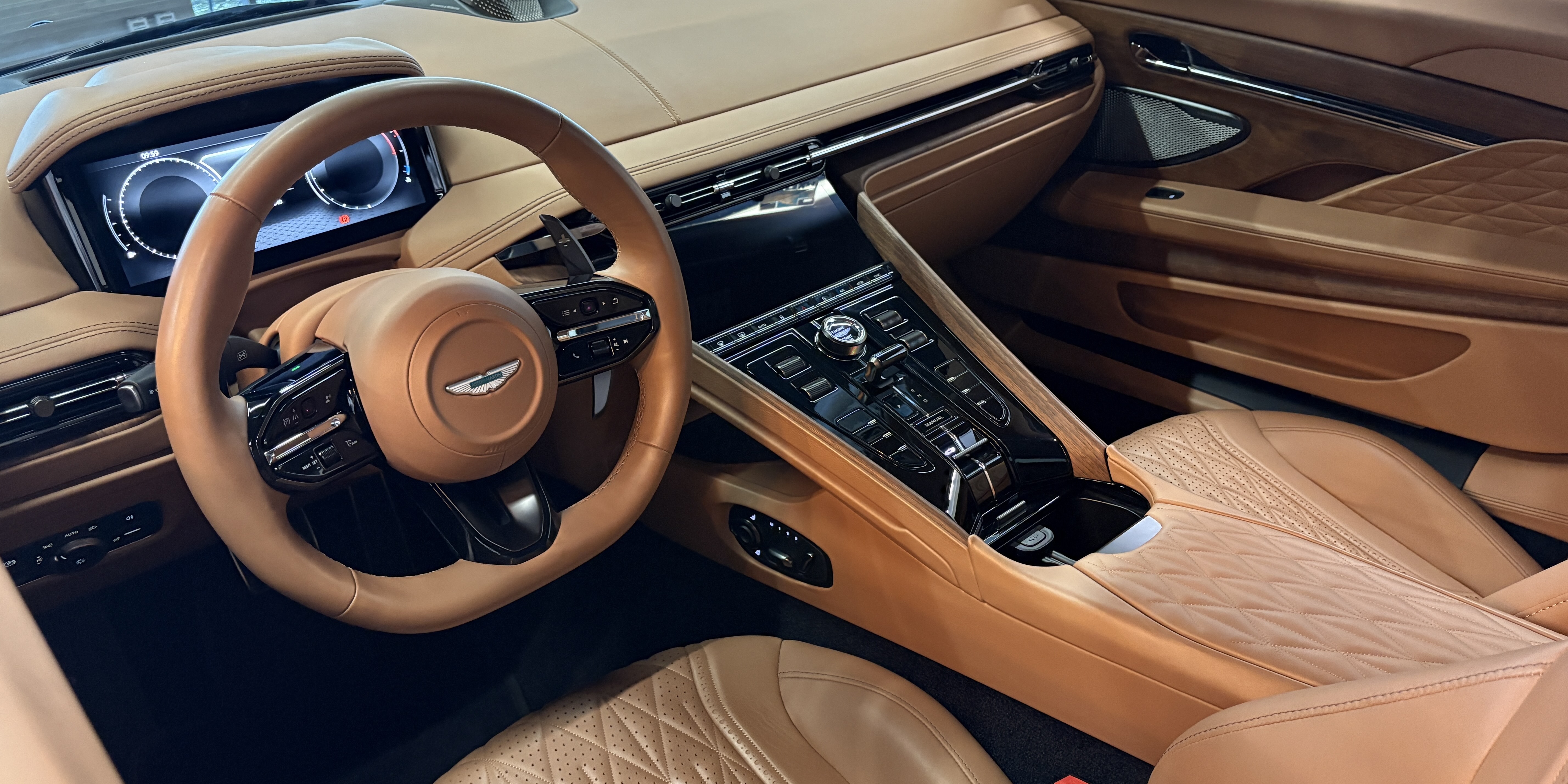 Aston Martin DB12 Volante