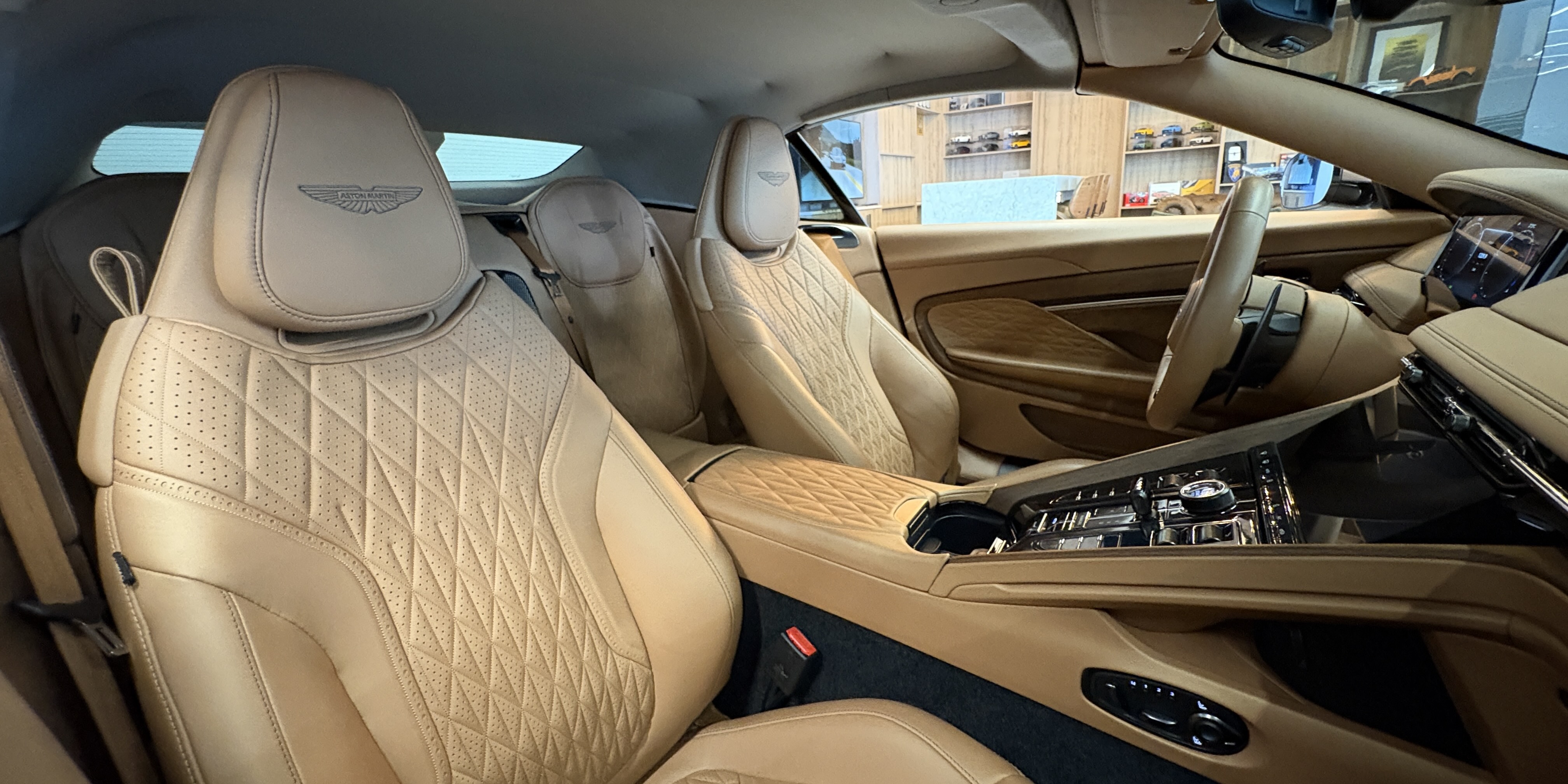 Aston Martin DB12 Volante